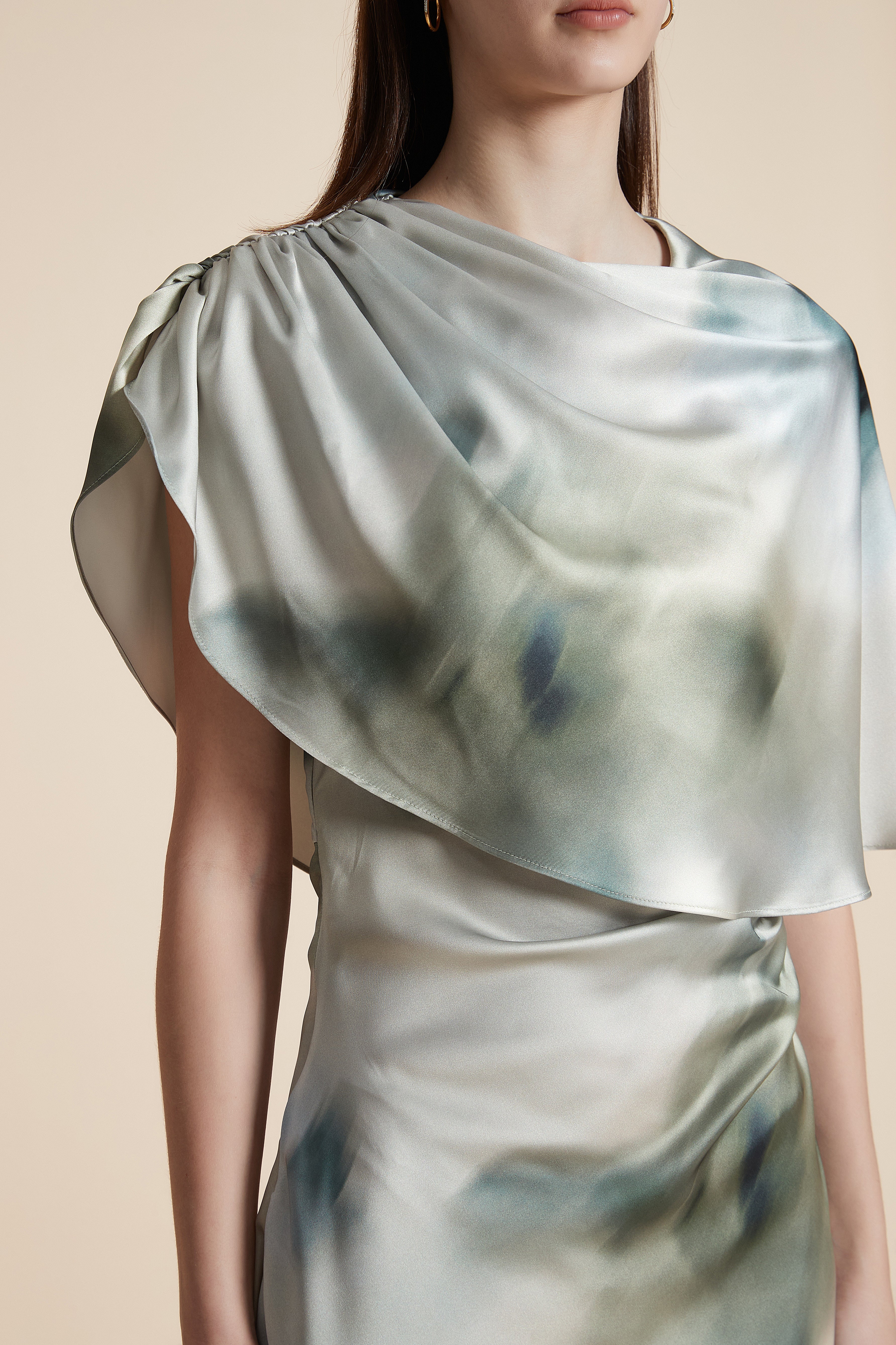 فستان ماكسي مطبوع قصير الأكمام