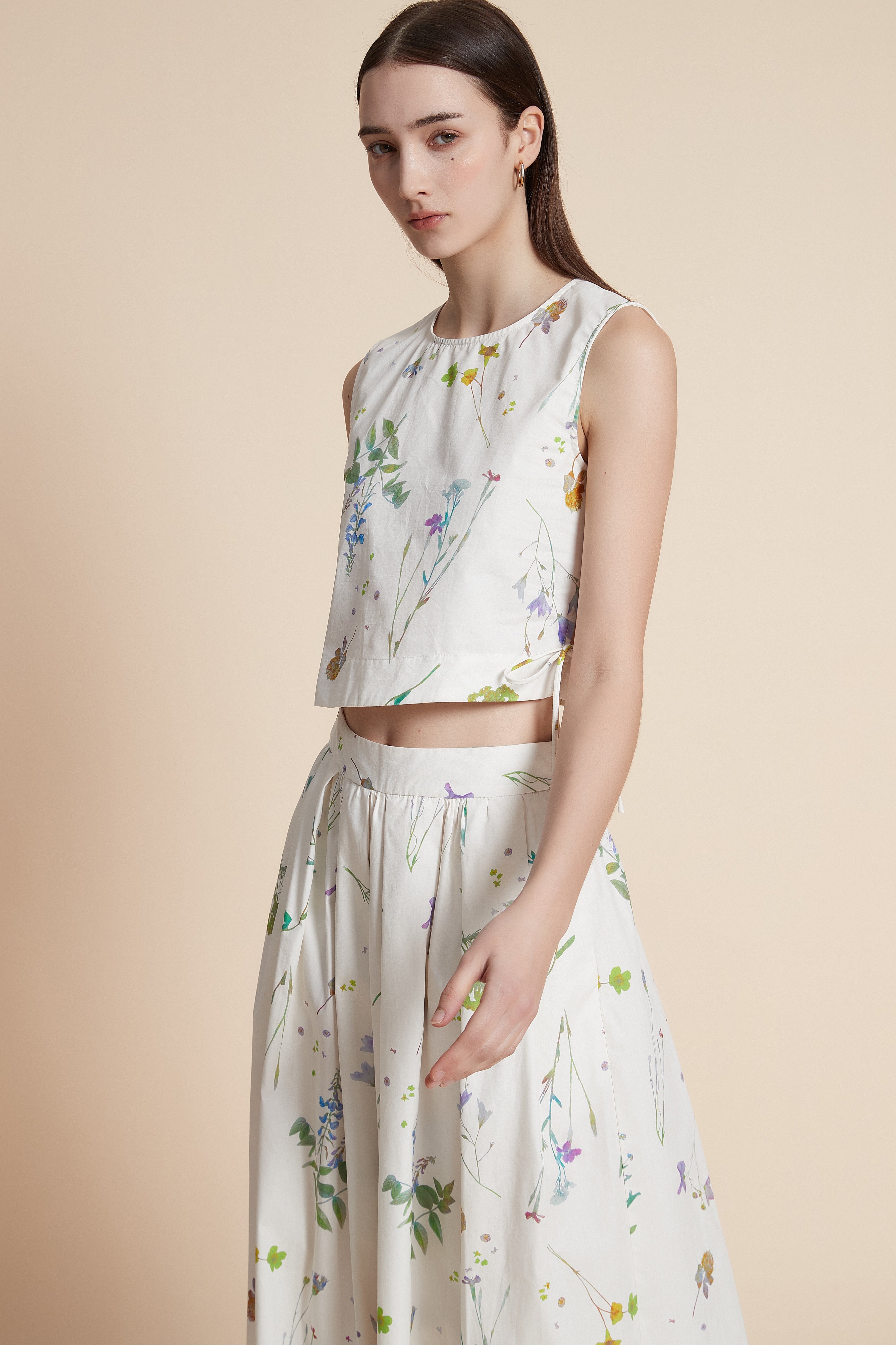 كروب توب بطول الخصر طبعة ازهار بدون أكمام