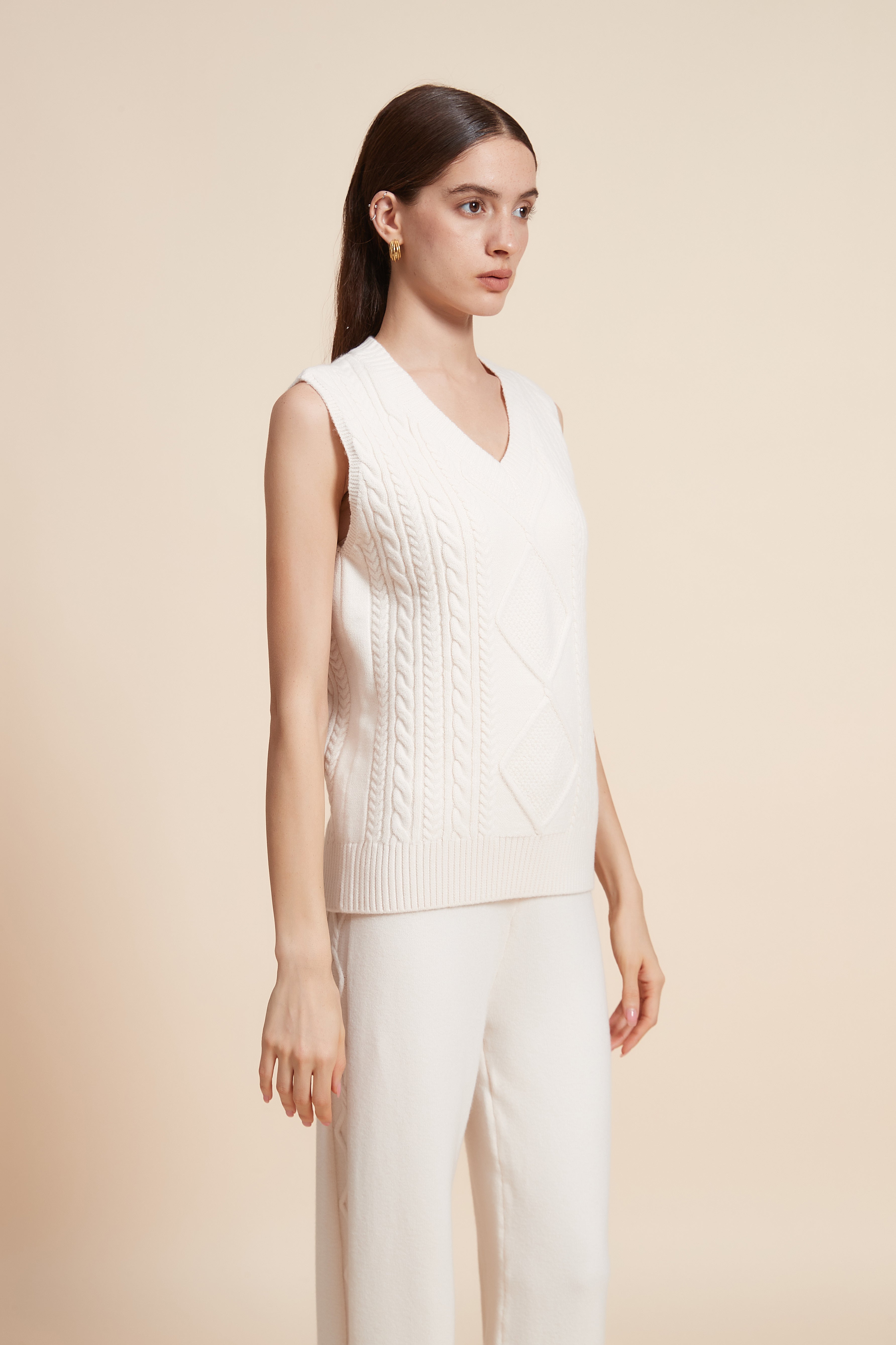 بلوزة متوسطة الطول سادة بدون اكمام