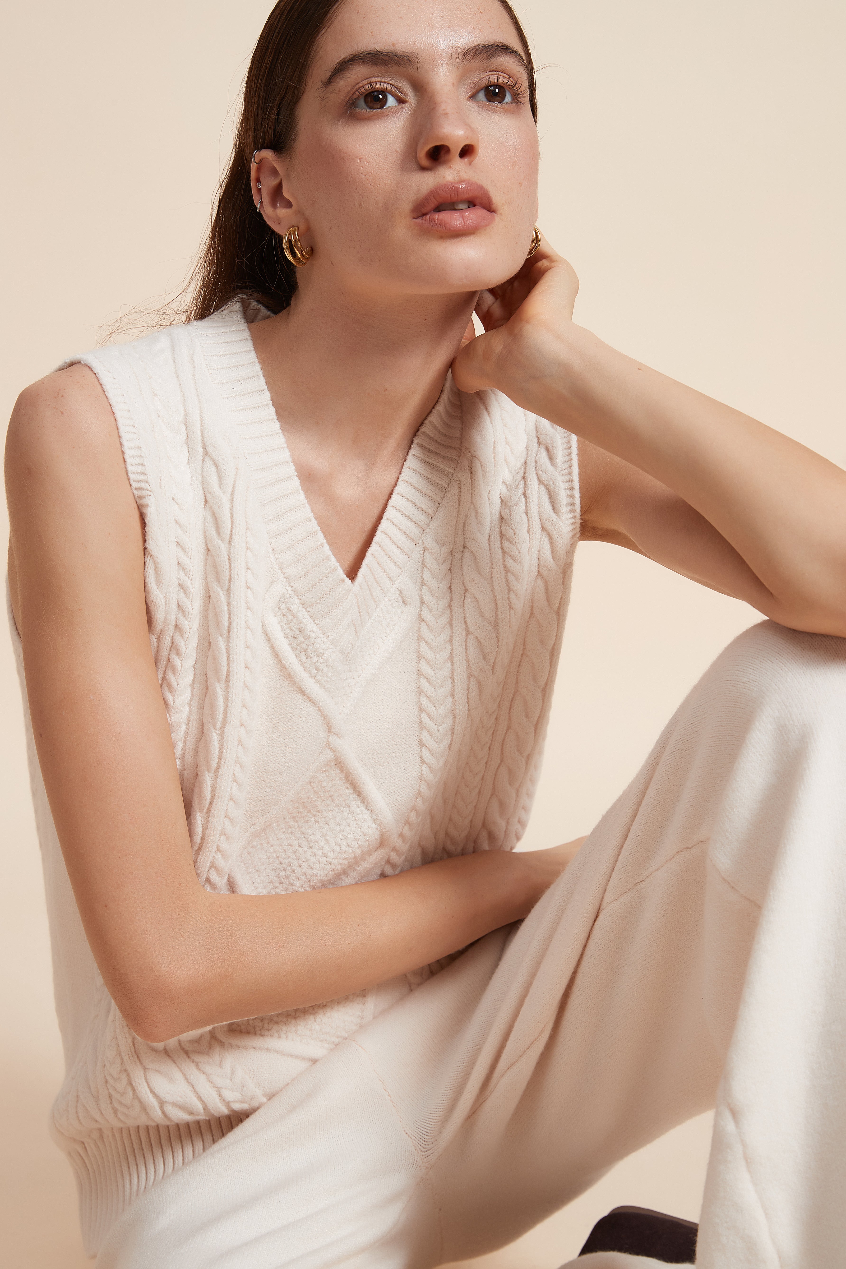 بلوزة متوسطة الطول سادة بدون اكمام