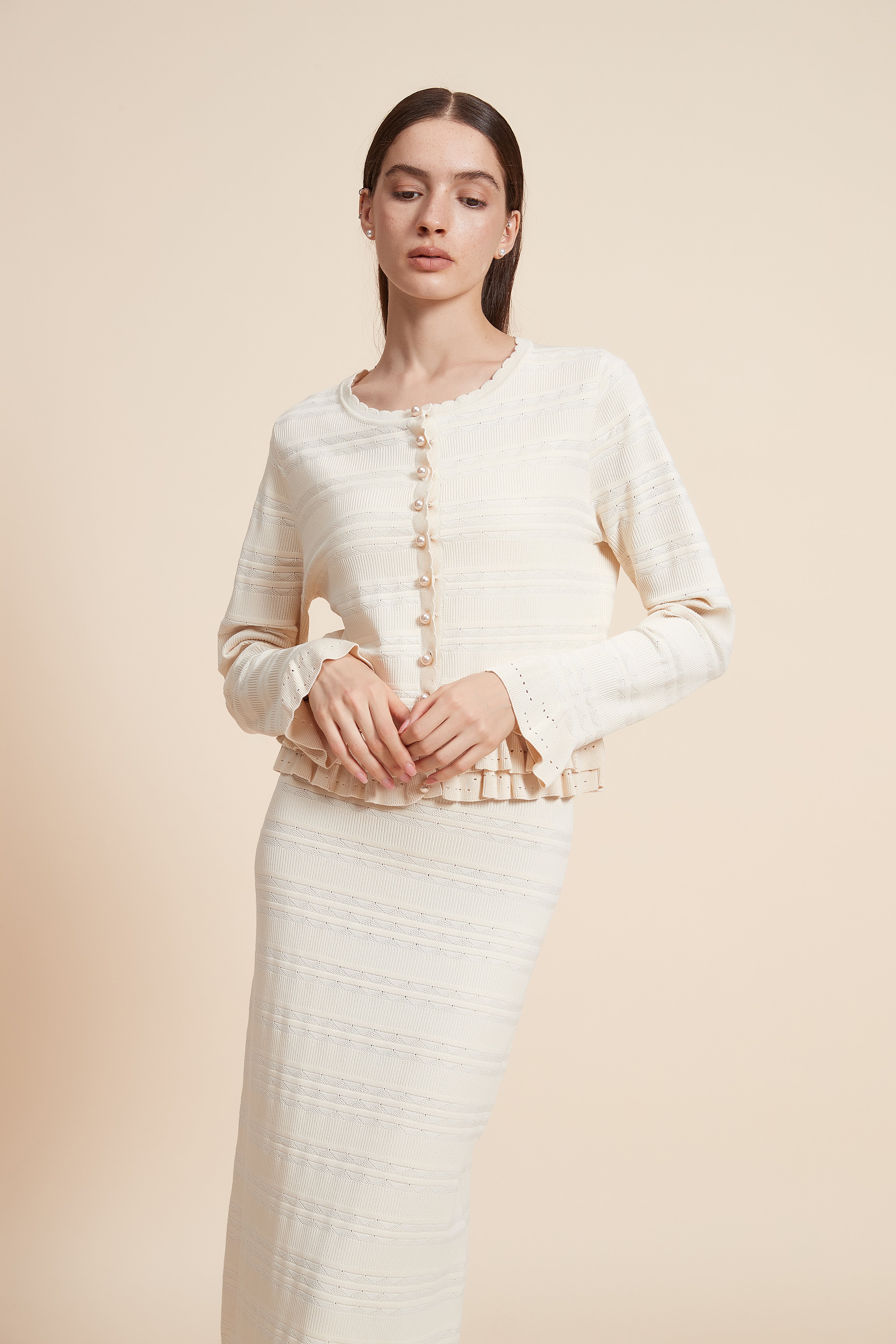 بلوزة قصيرة كرانيش من الاسفل اكمام طويلة