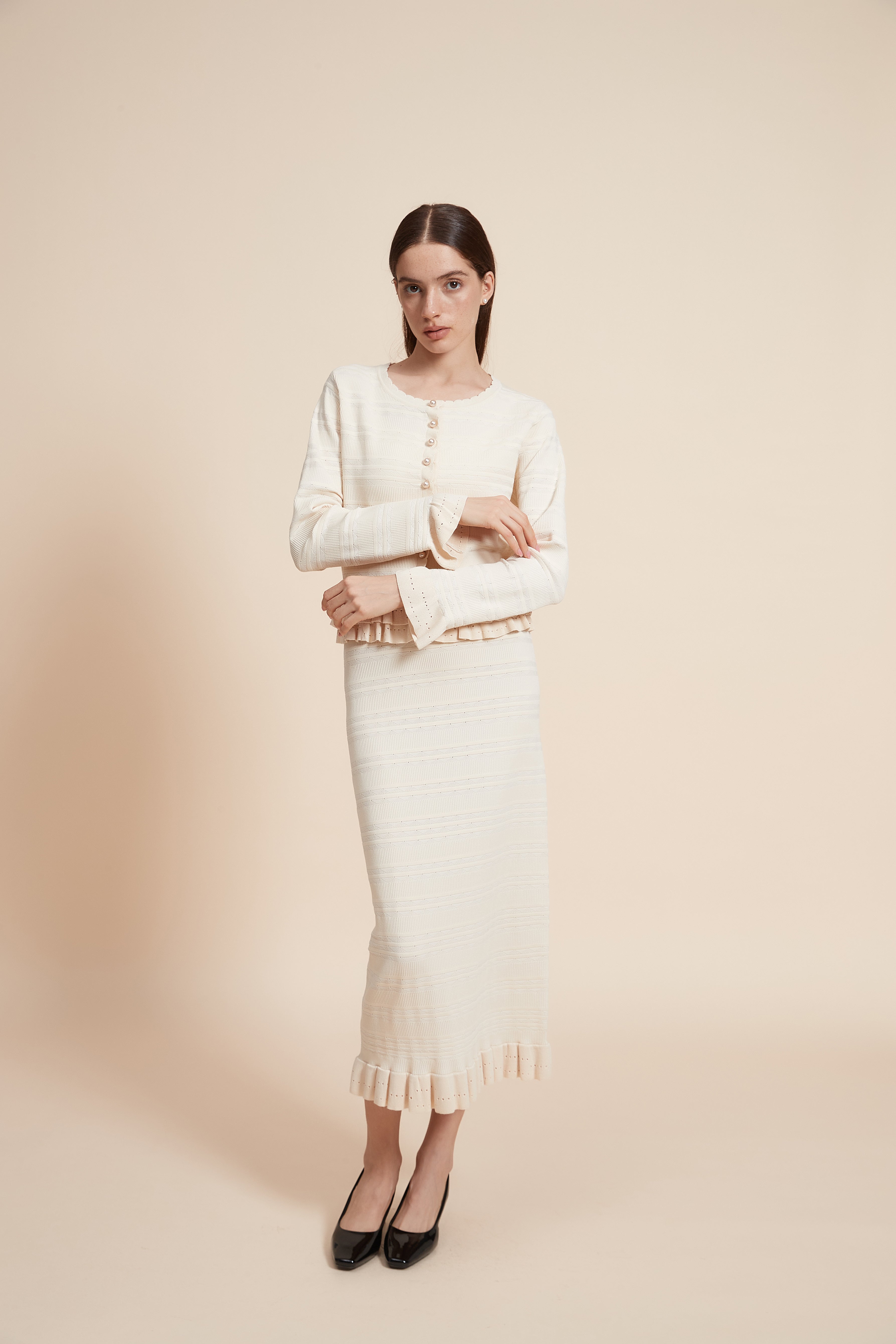 بلوزة قصيرة كرانيش من الاسفل اكمام طويلة