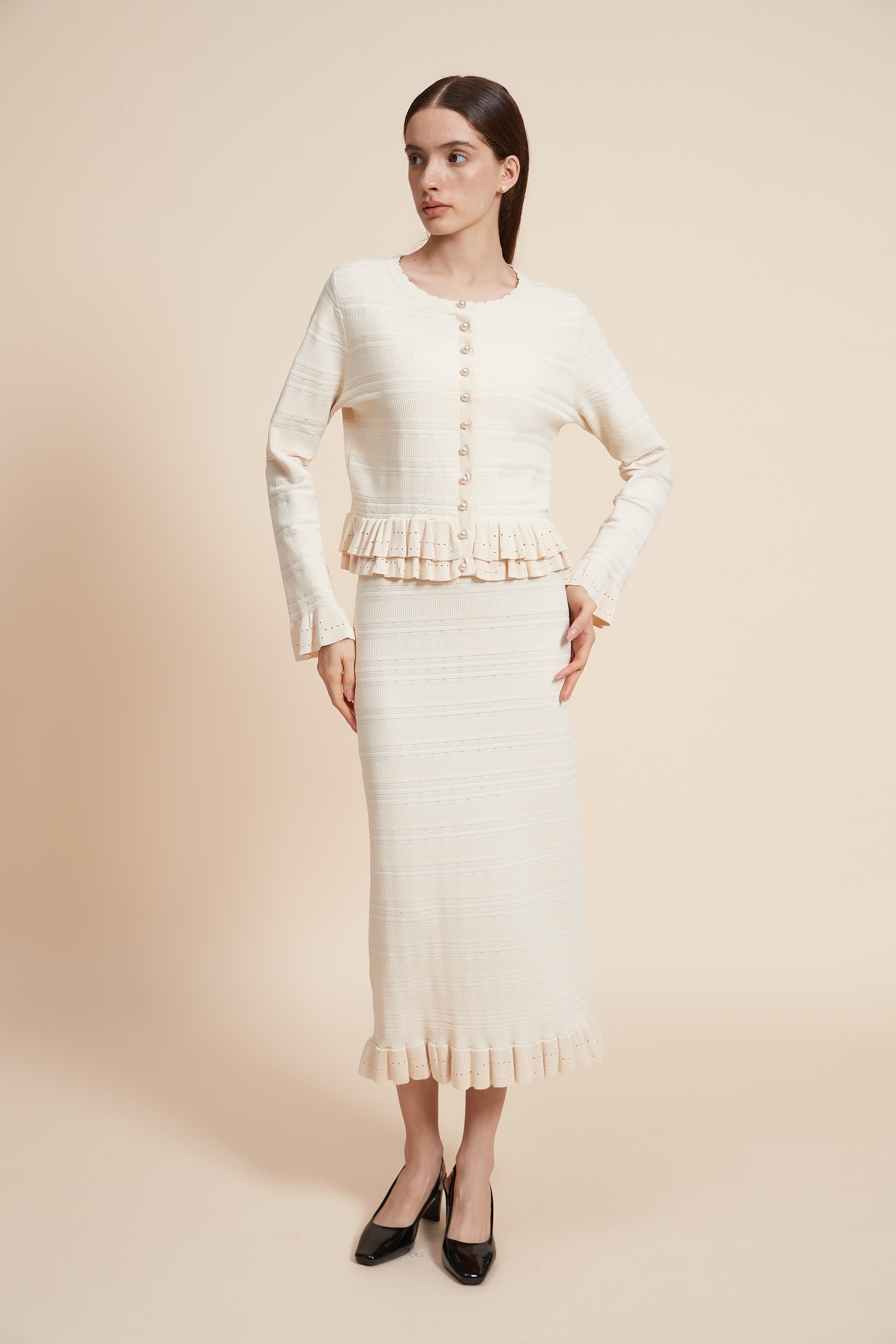 بلوزة قصيرة كرانيش من الاسفل اكمام طويلة