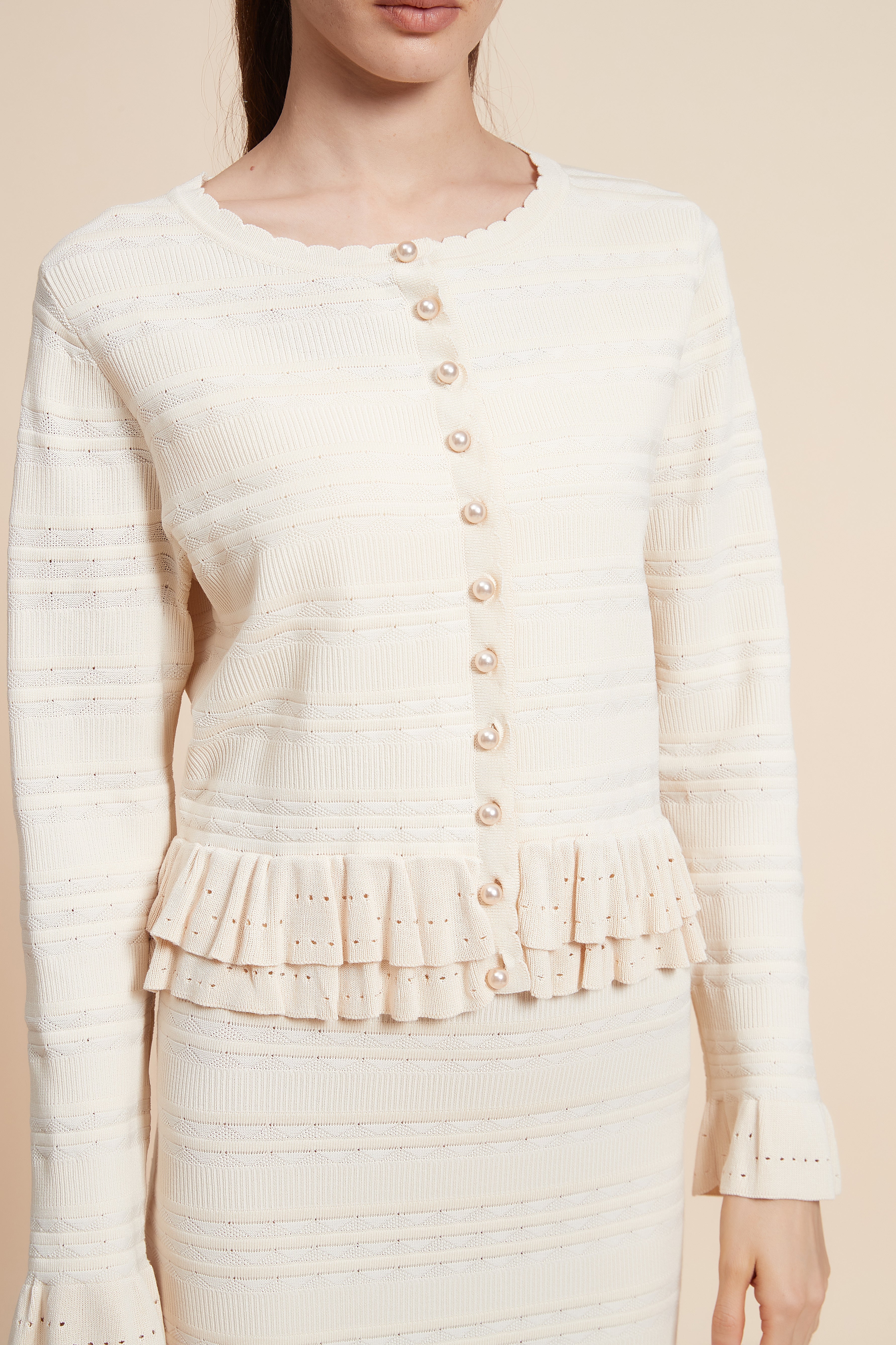 بلوزة قصيرة كرانيش من الاسفل اكمام طويلة