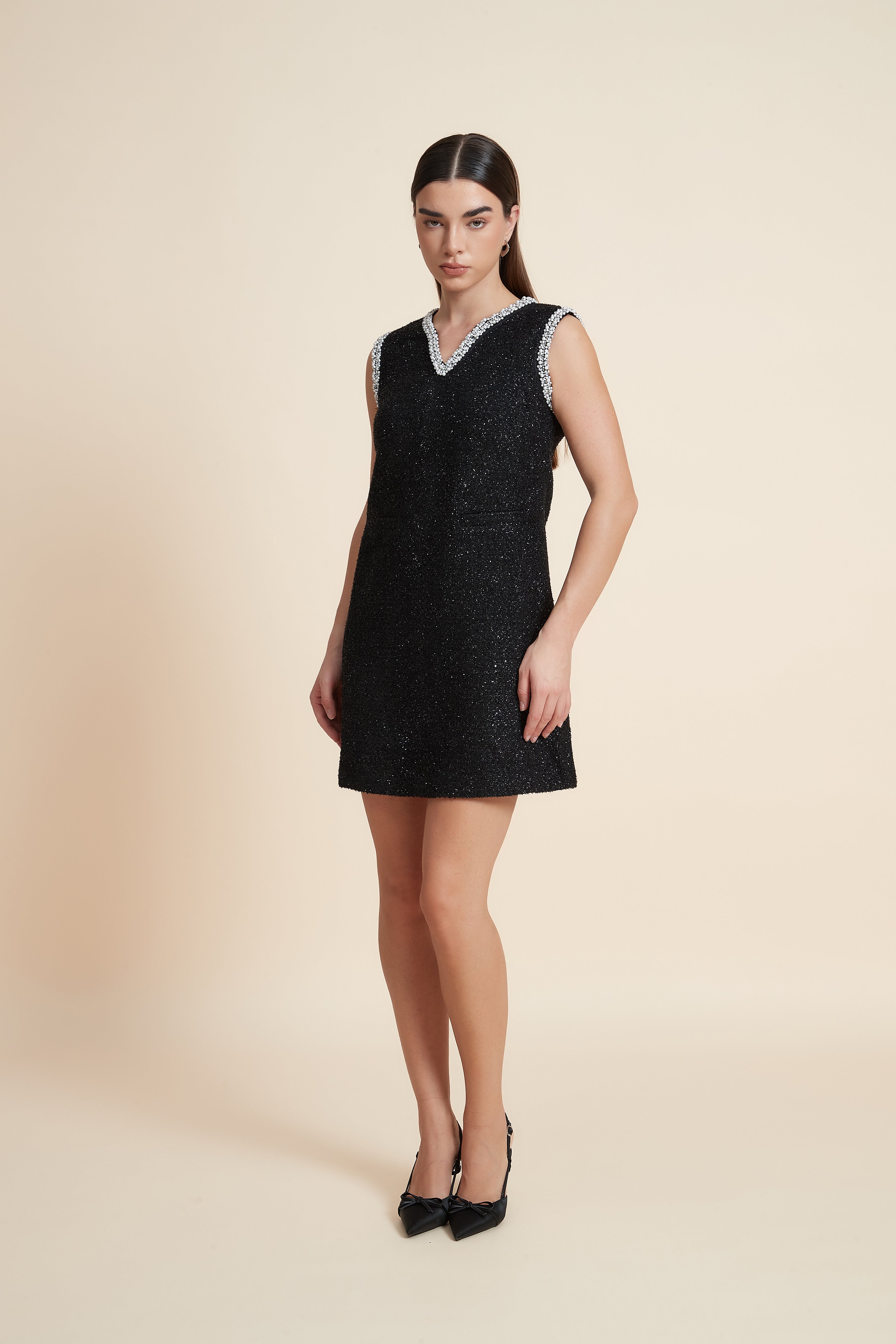 فستان قصير لامع بدون أكمام