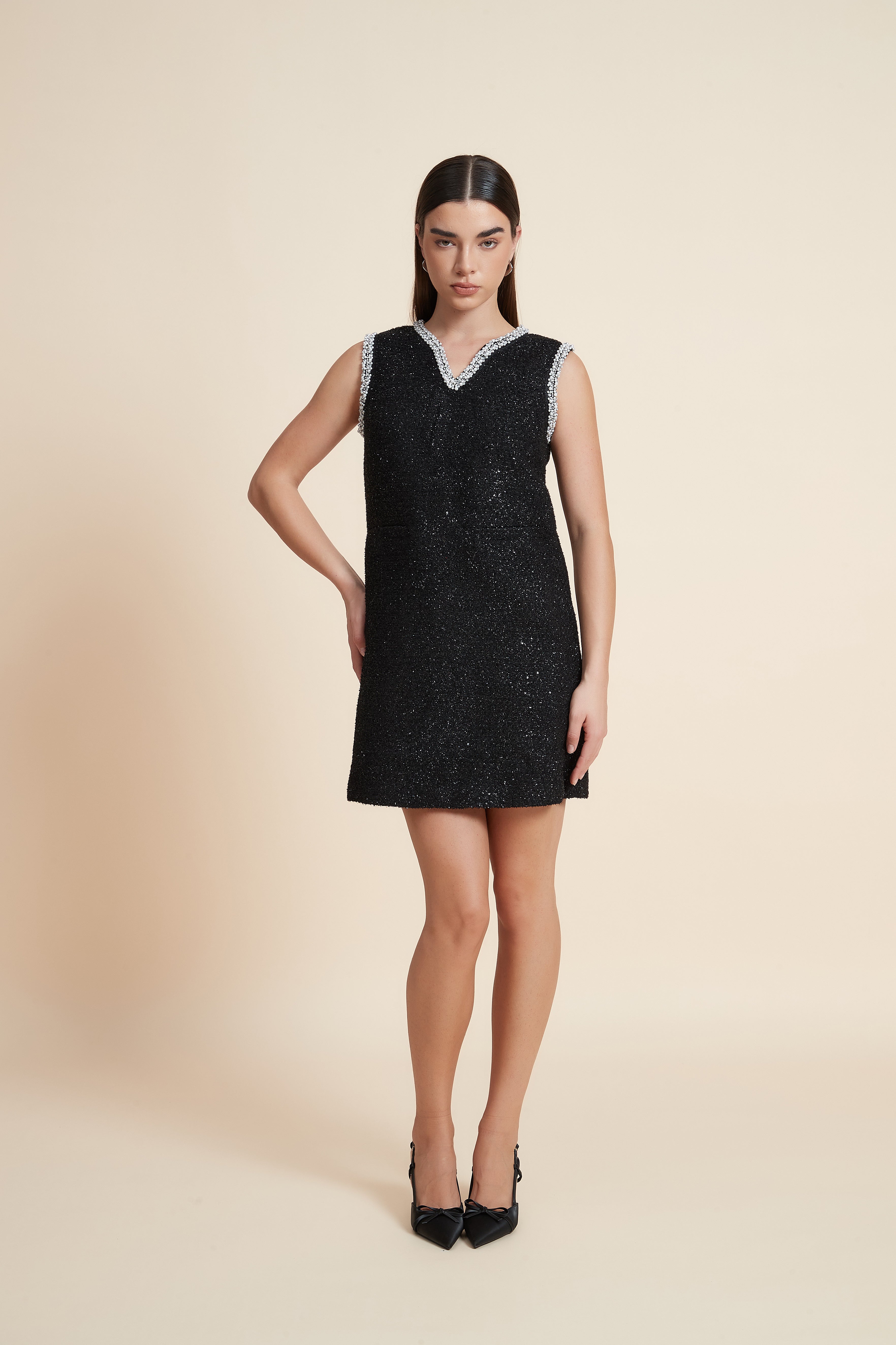 فستان قصير لامع بدون أكمام