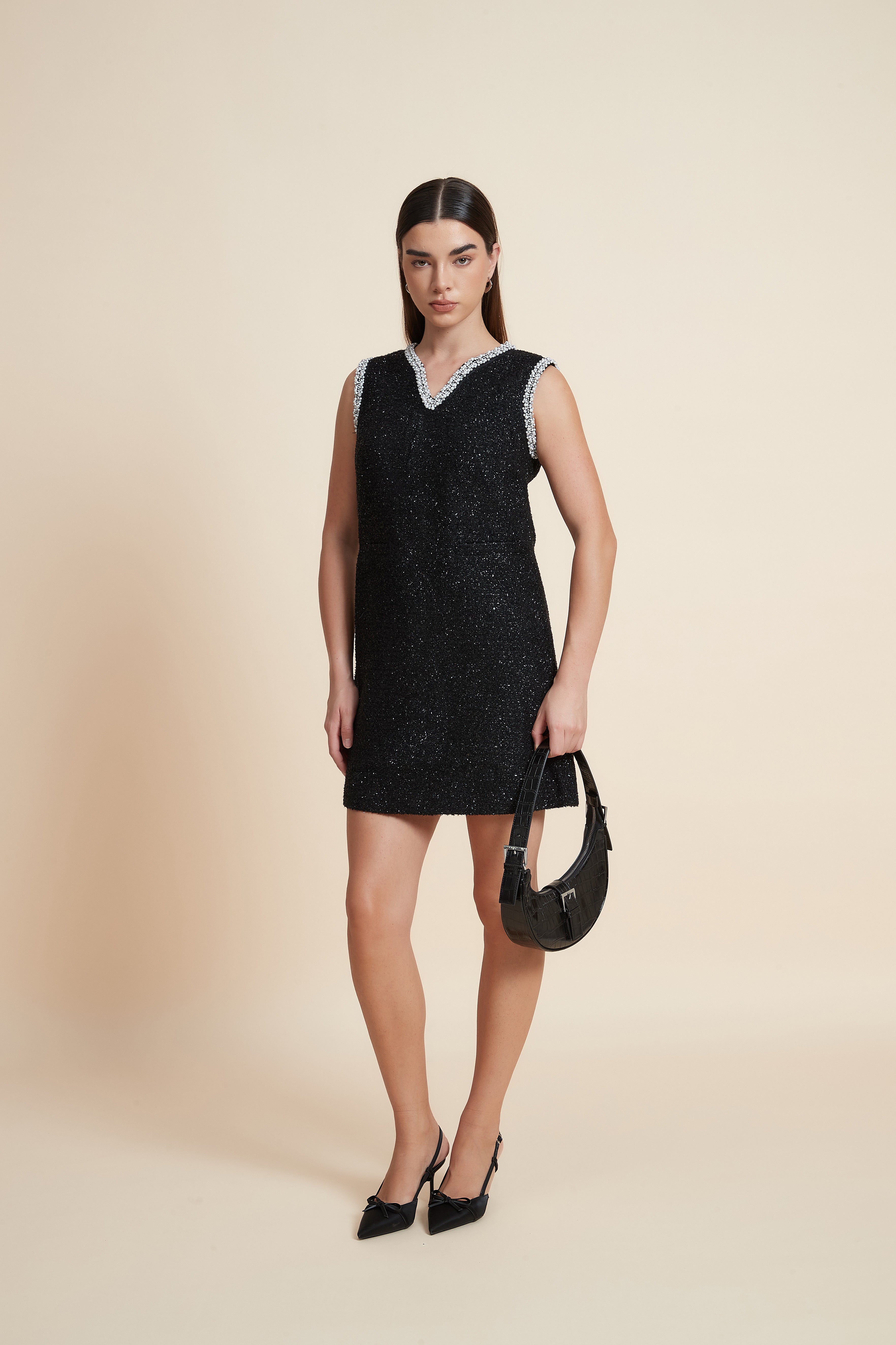 فستان قصير لامع بدون أكمام