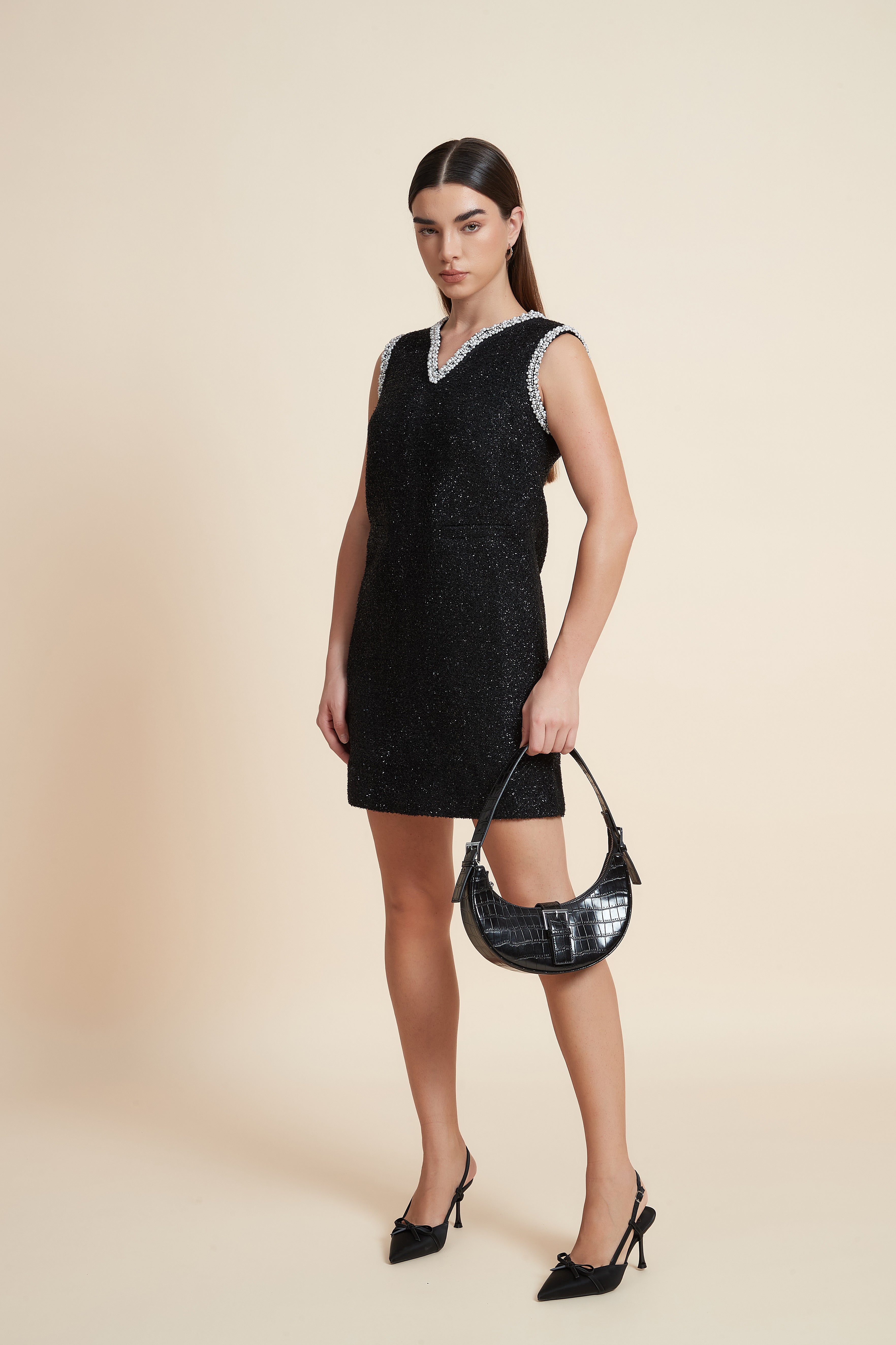 فستان قصير لامع بدون أكمام