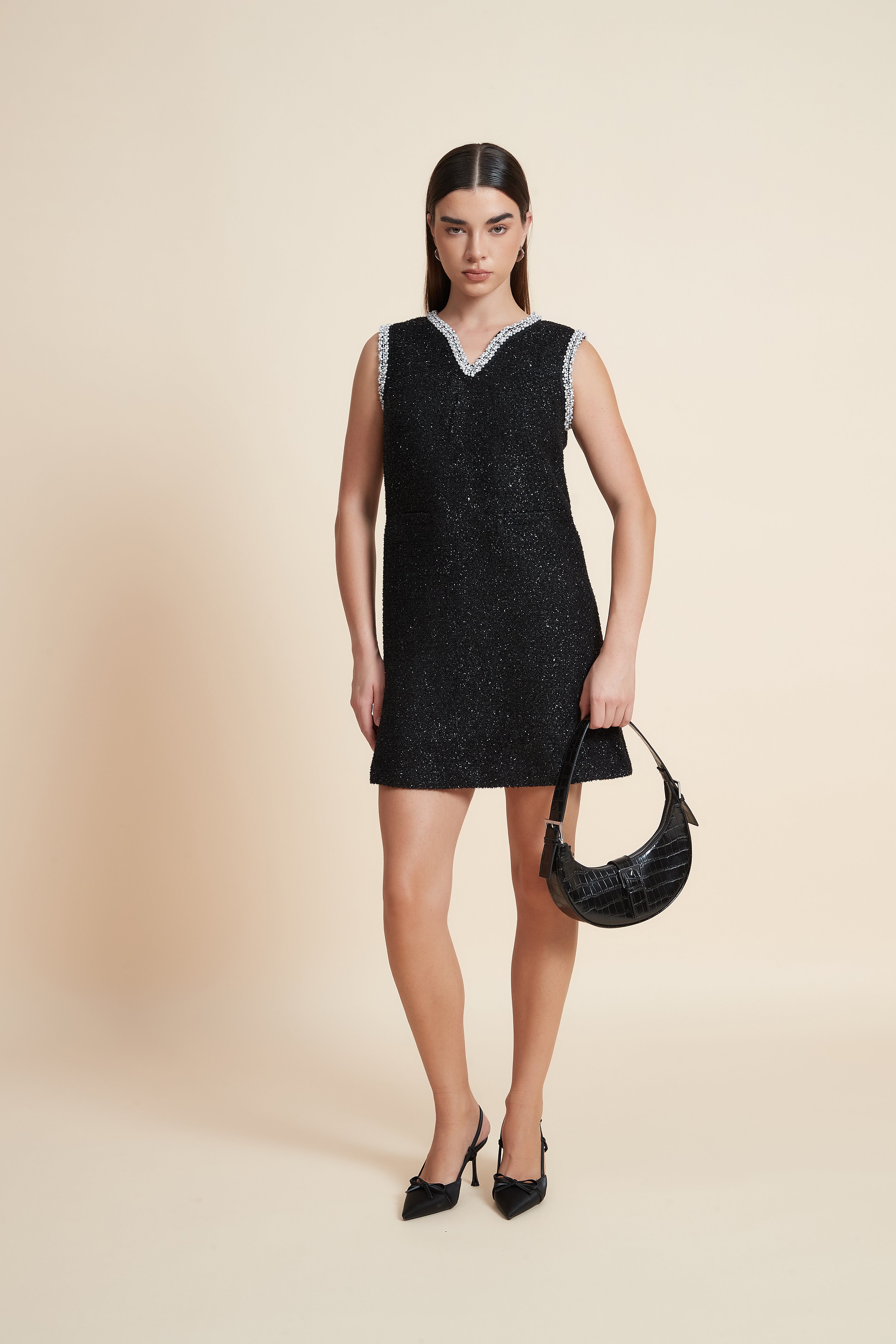 فستان قصير لامع بدون أكمام