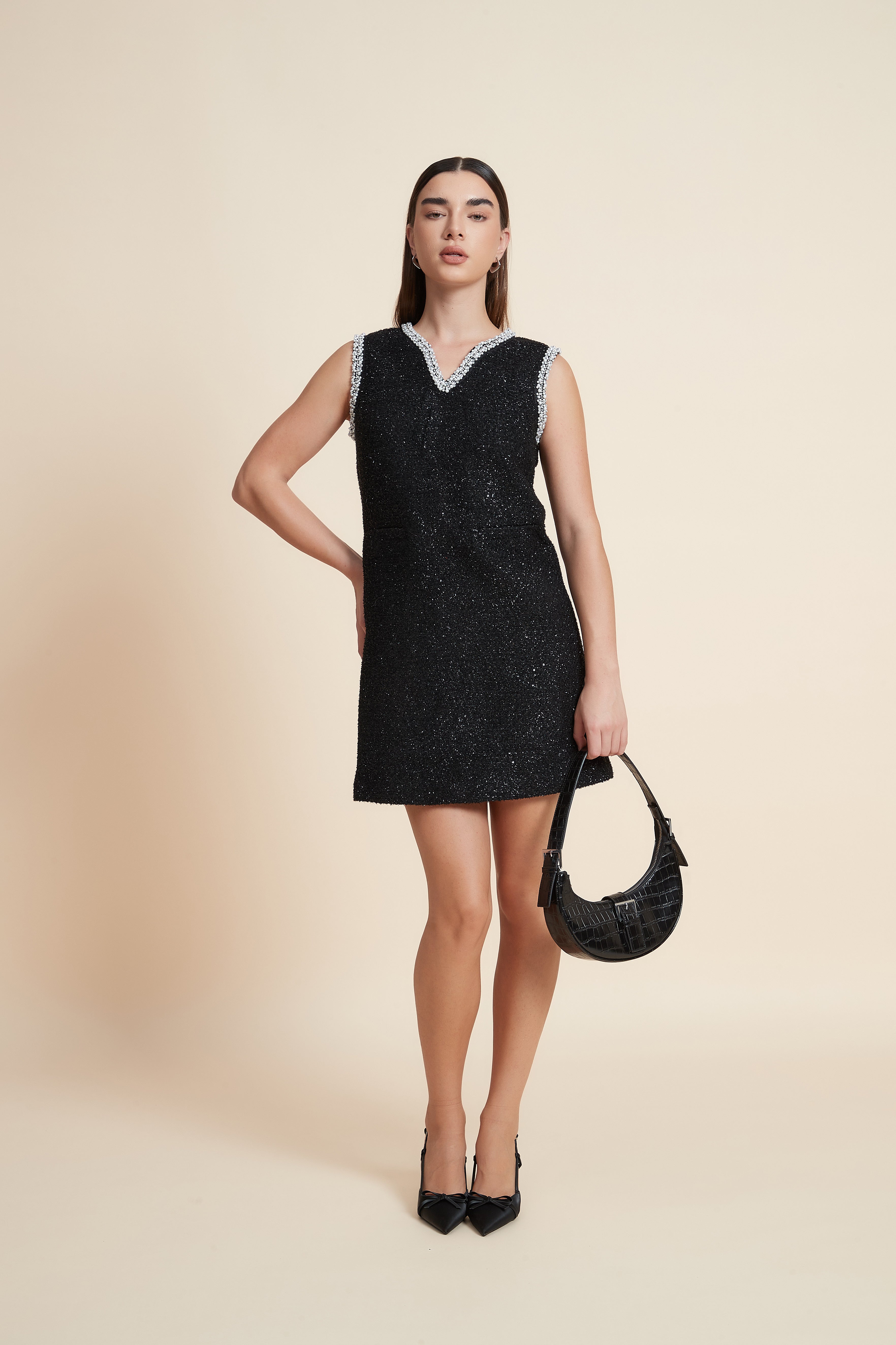 فستان قصير لامع بدون أكمام