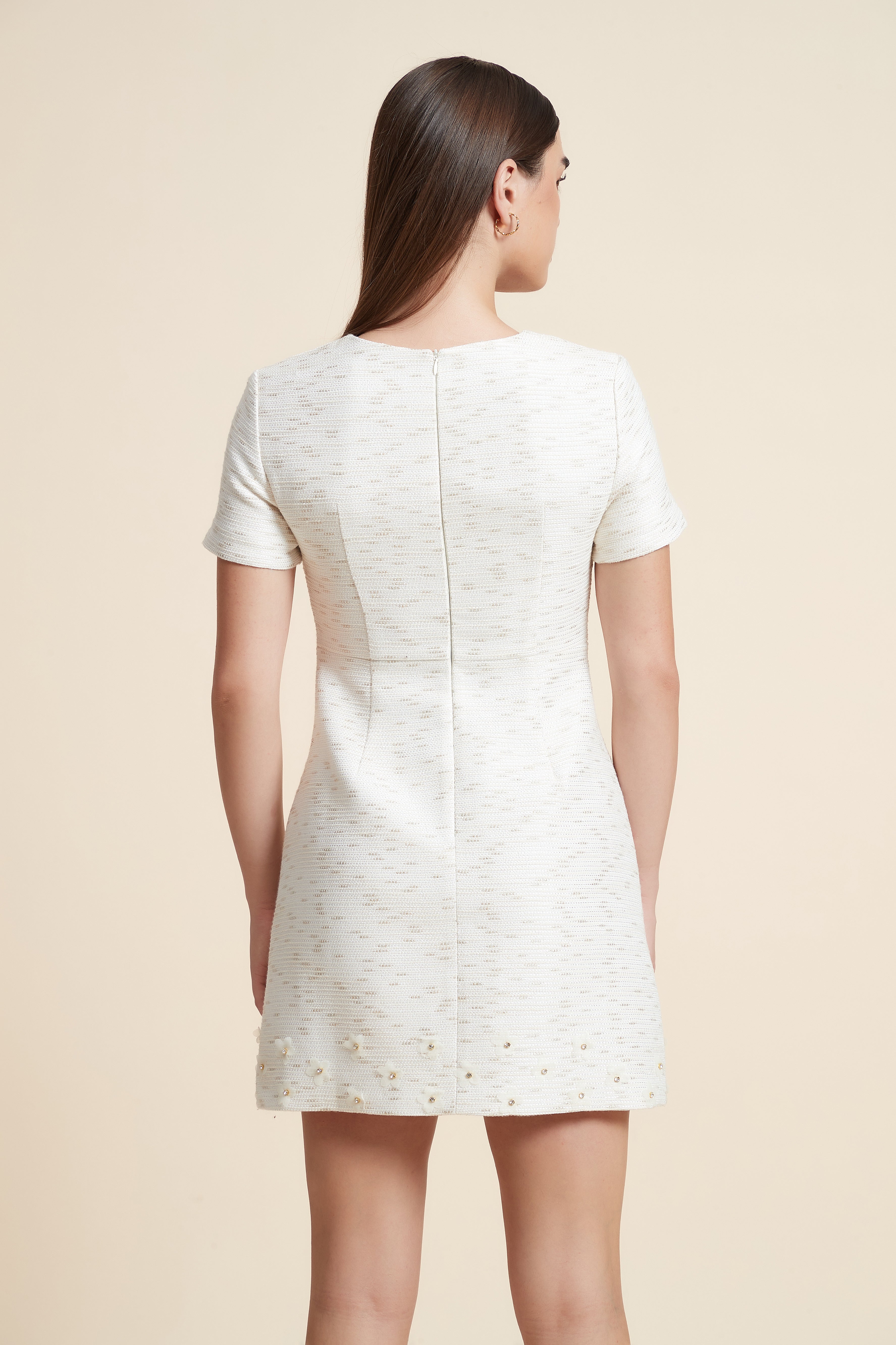 فستان قصير نصف كم مرصع فصوص من أسفل