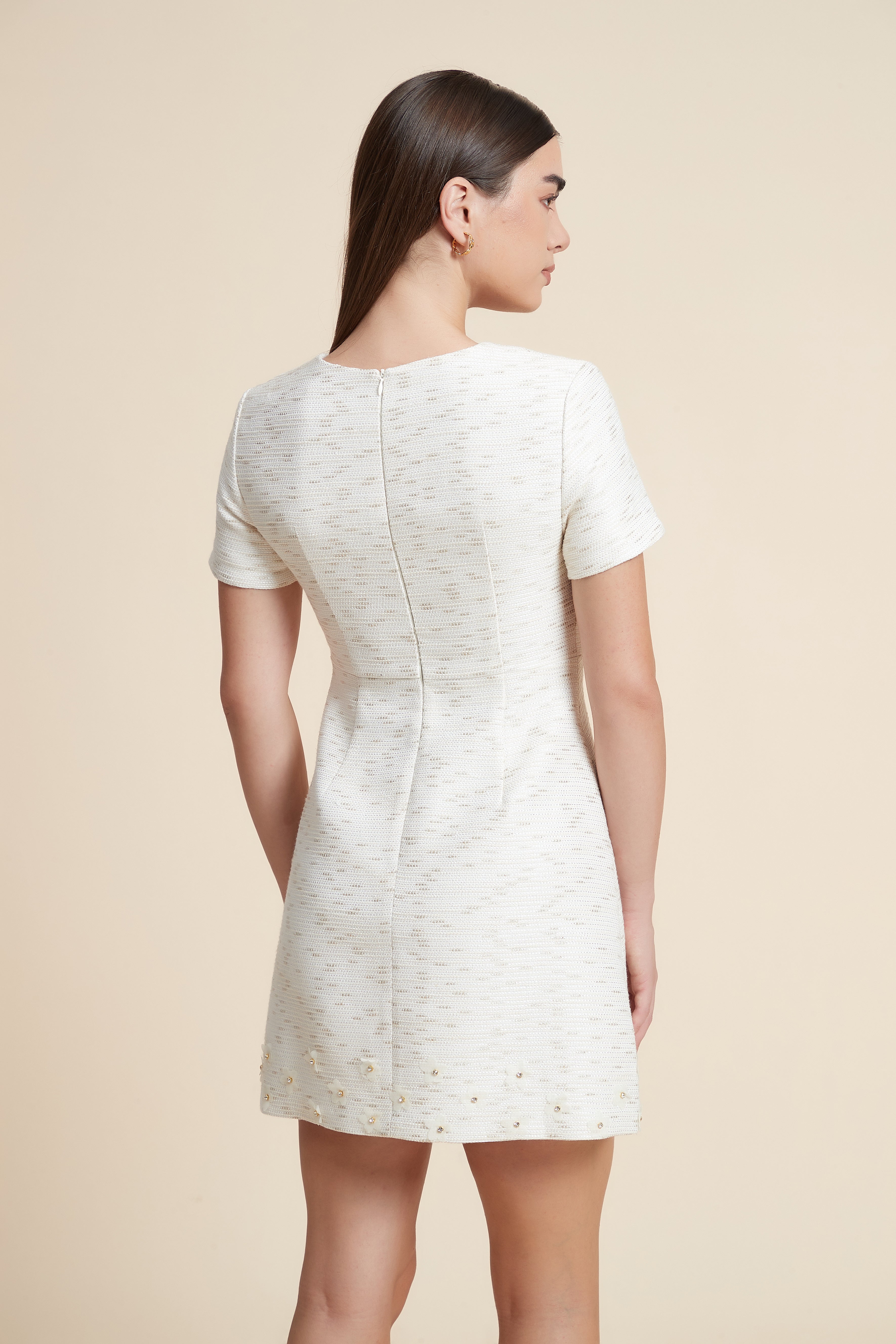 فستان قصير نصف كم مرصع فصوص من أسفل