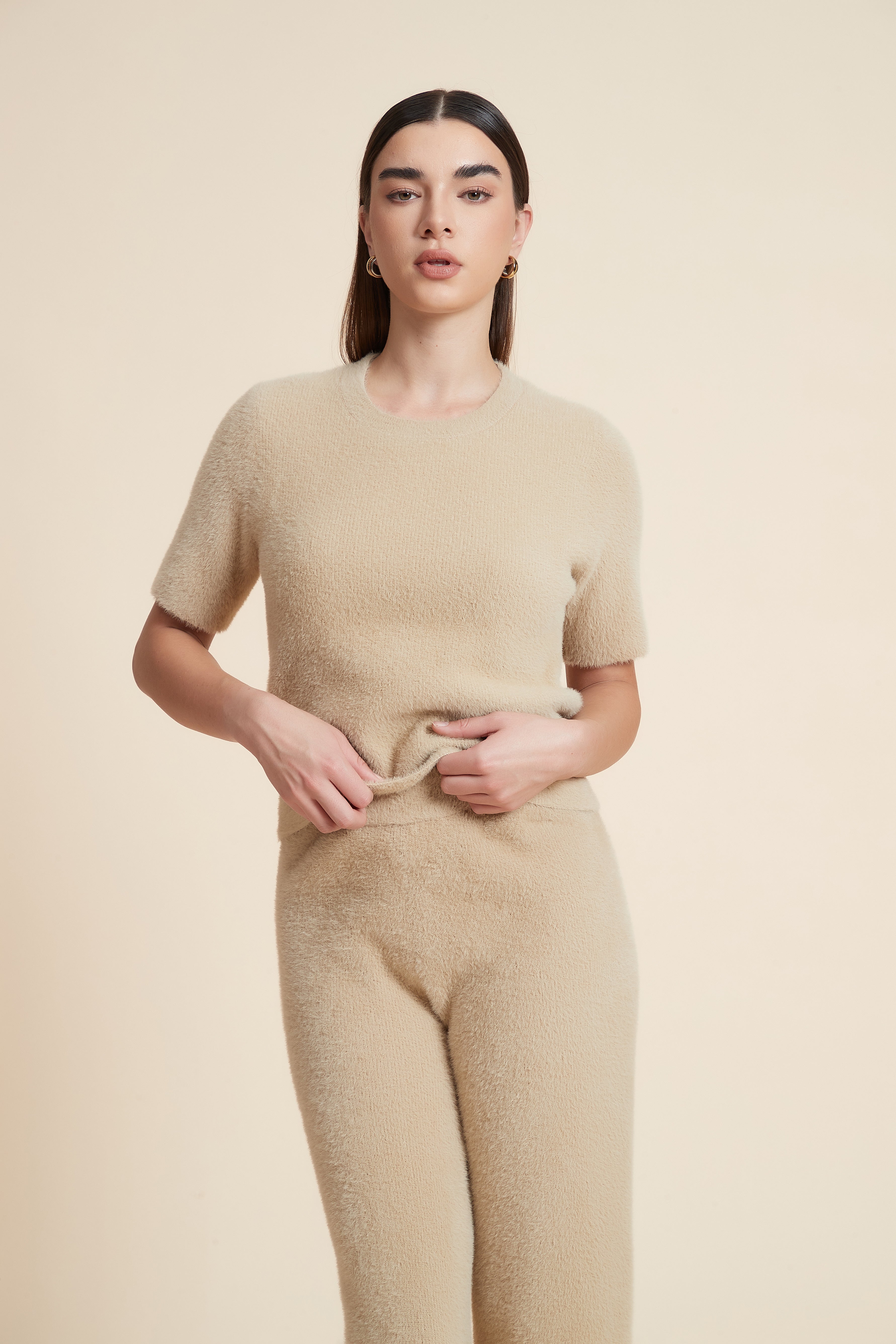 بلوزة قصيرة سادة بكم قصير