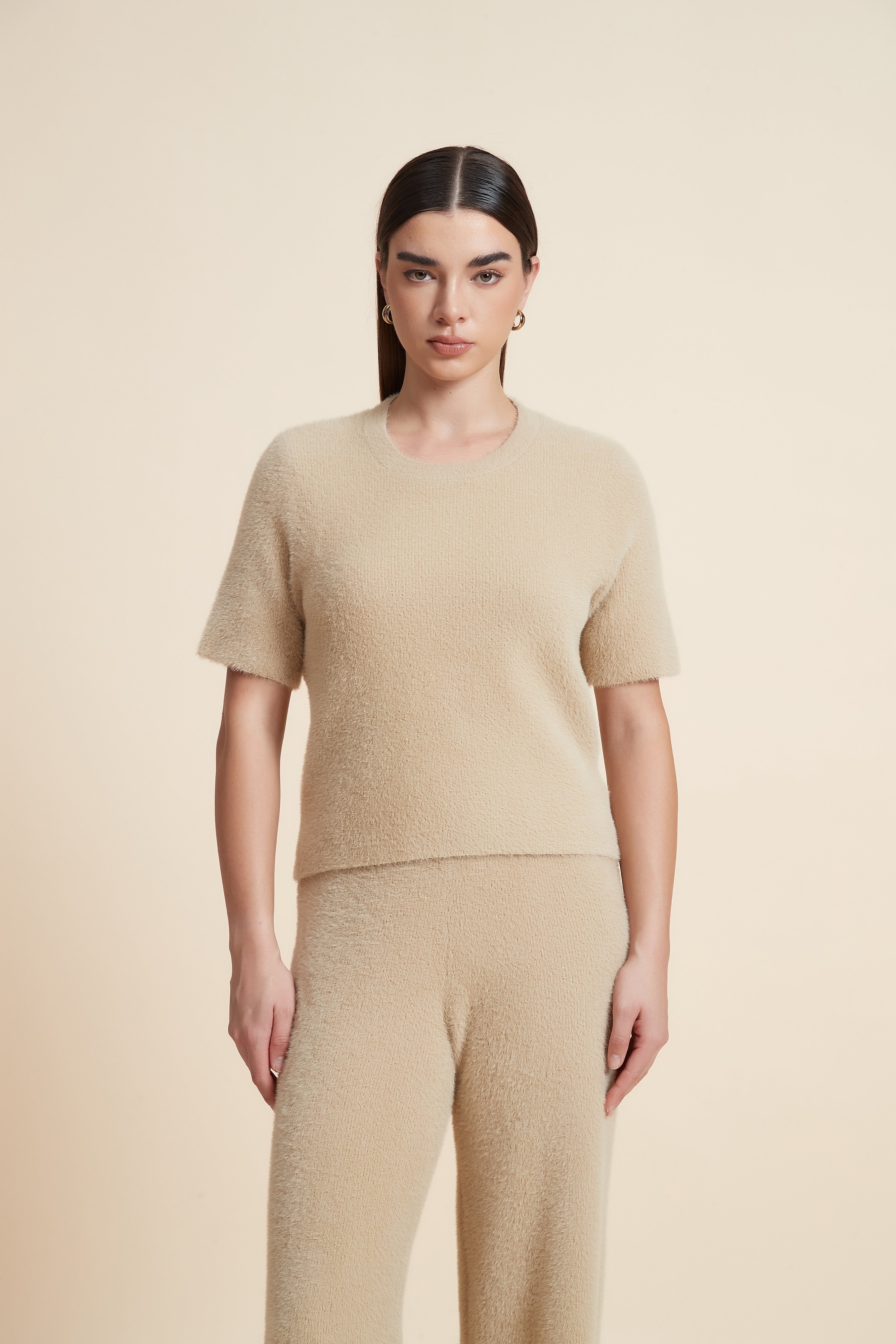 بلوزة قصيرة سادة بكم قصير