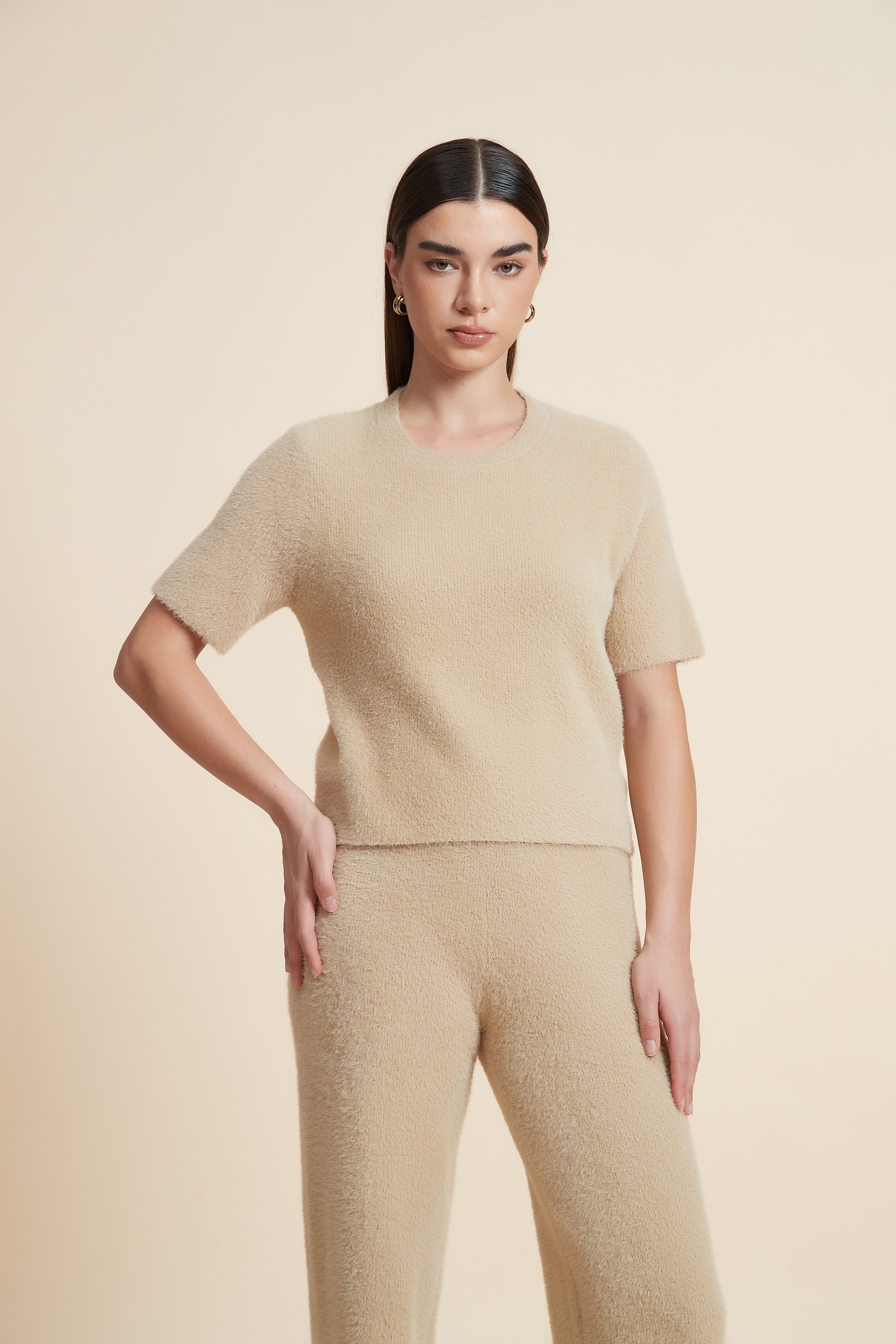 بلوزة قصيرة سادة بكم قصير