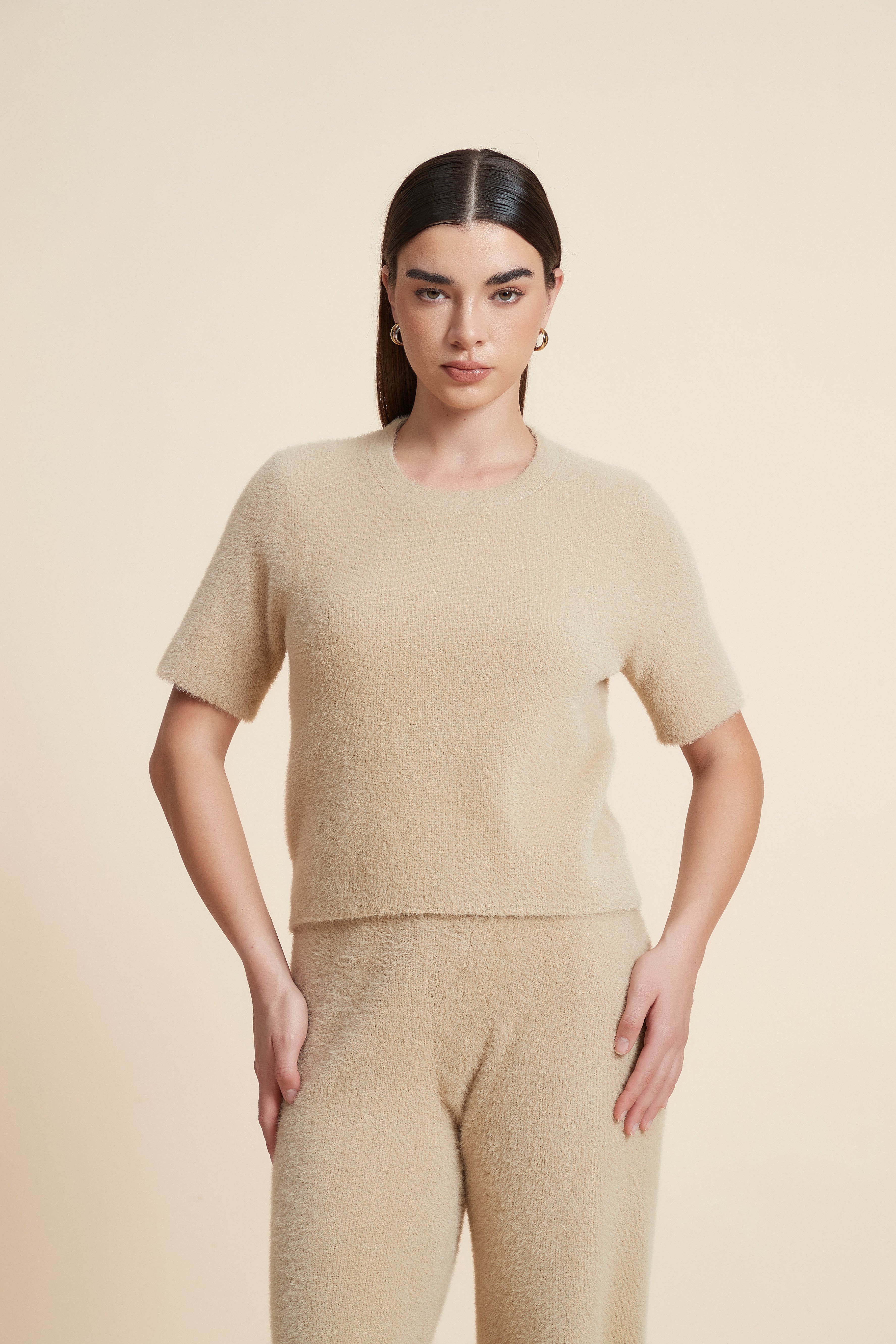 بلوزة قصيرة سادة بكم قصير