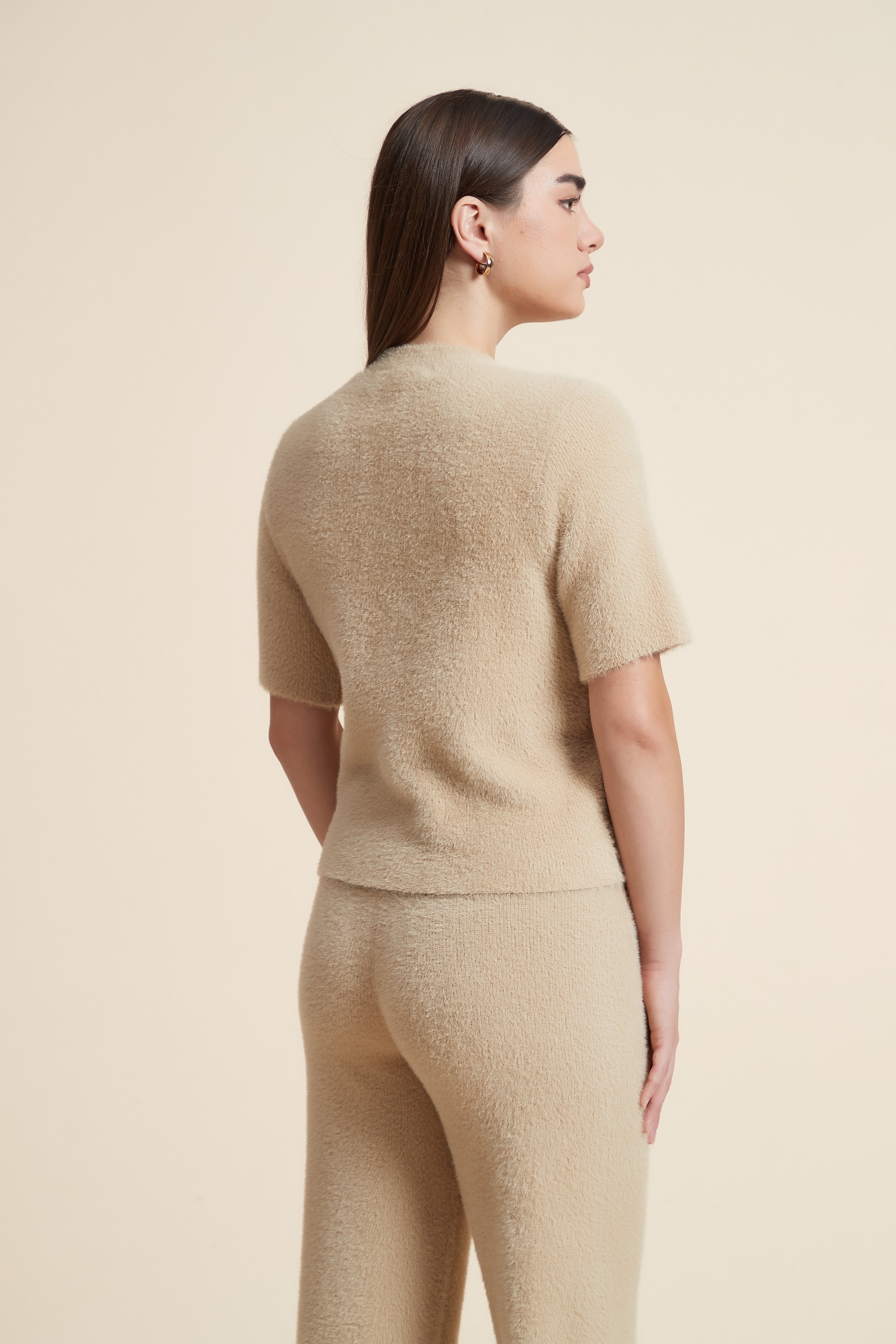 بلوزة قصيرة سادة بكم قصير