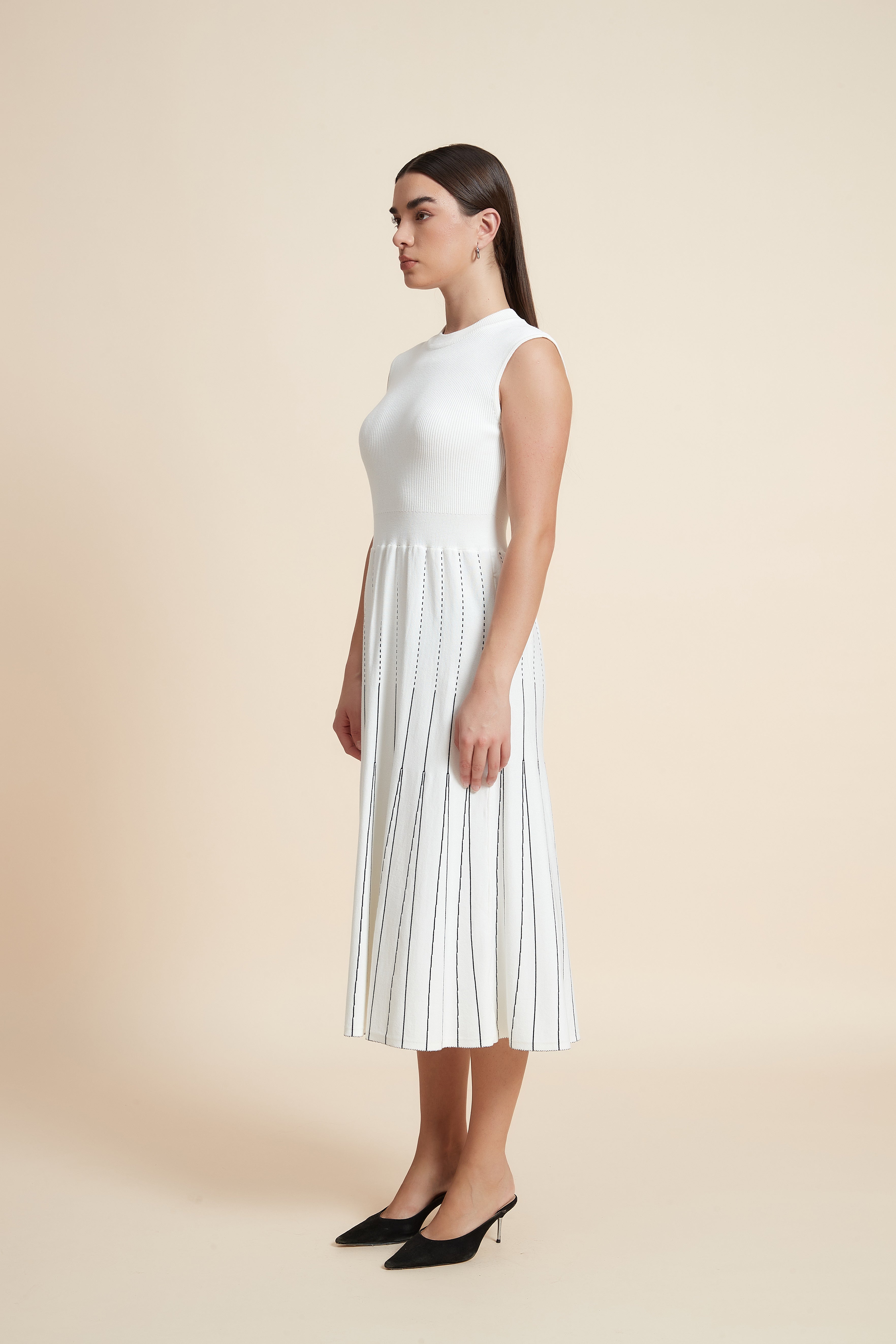 فستان ميدي بدون أكمام مخطط بالطول