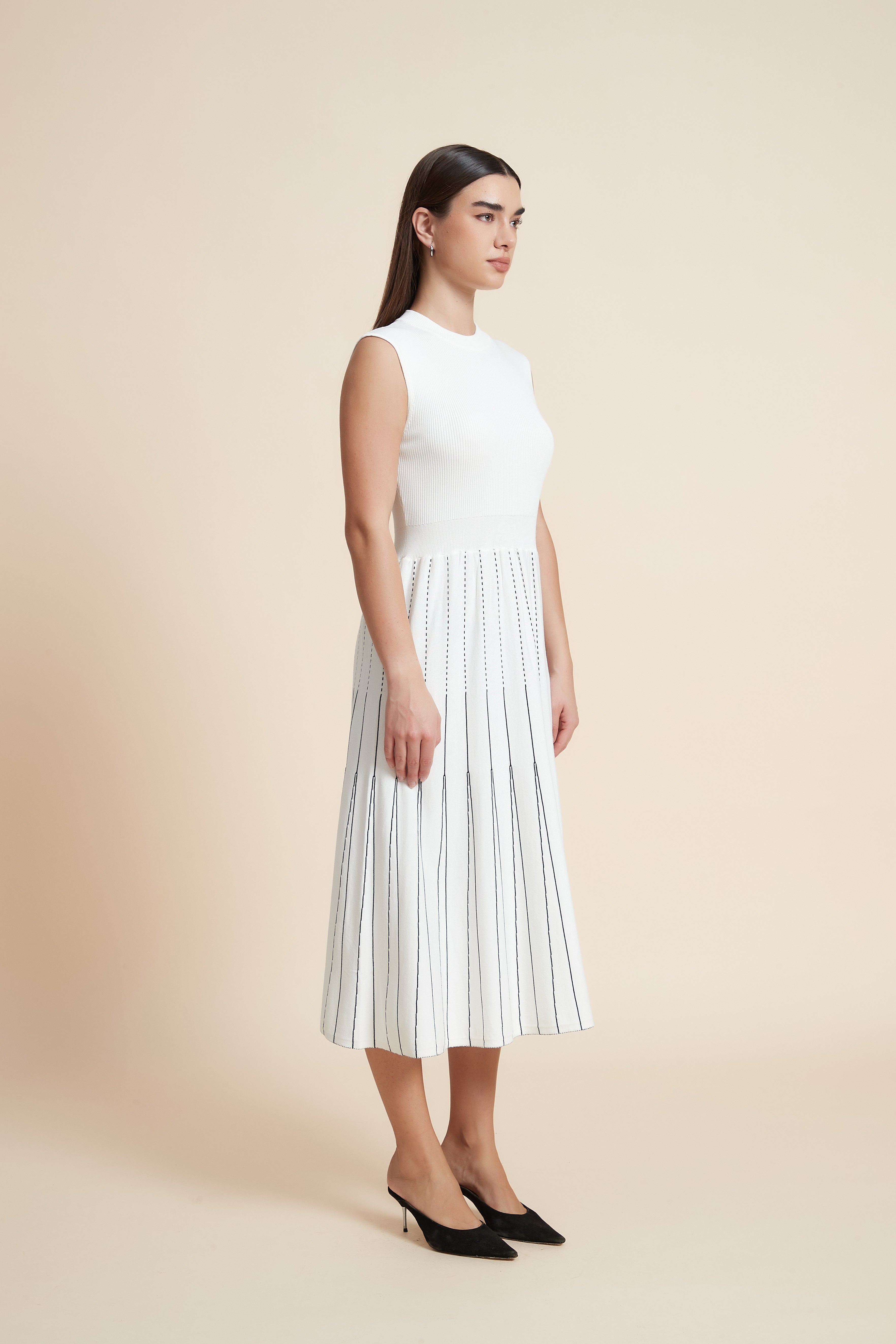 فستان ميدي بدون أكمام مخطط بالطول