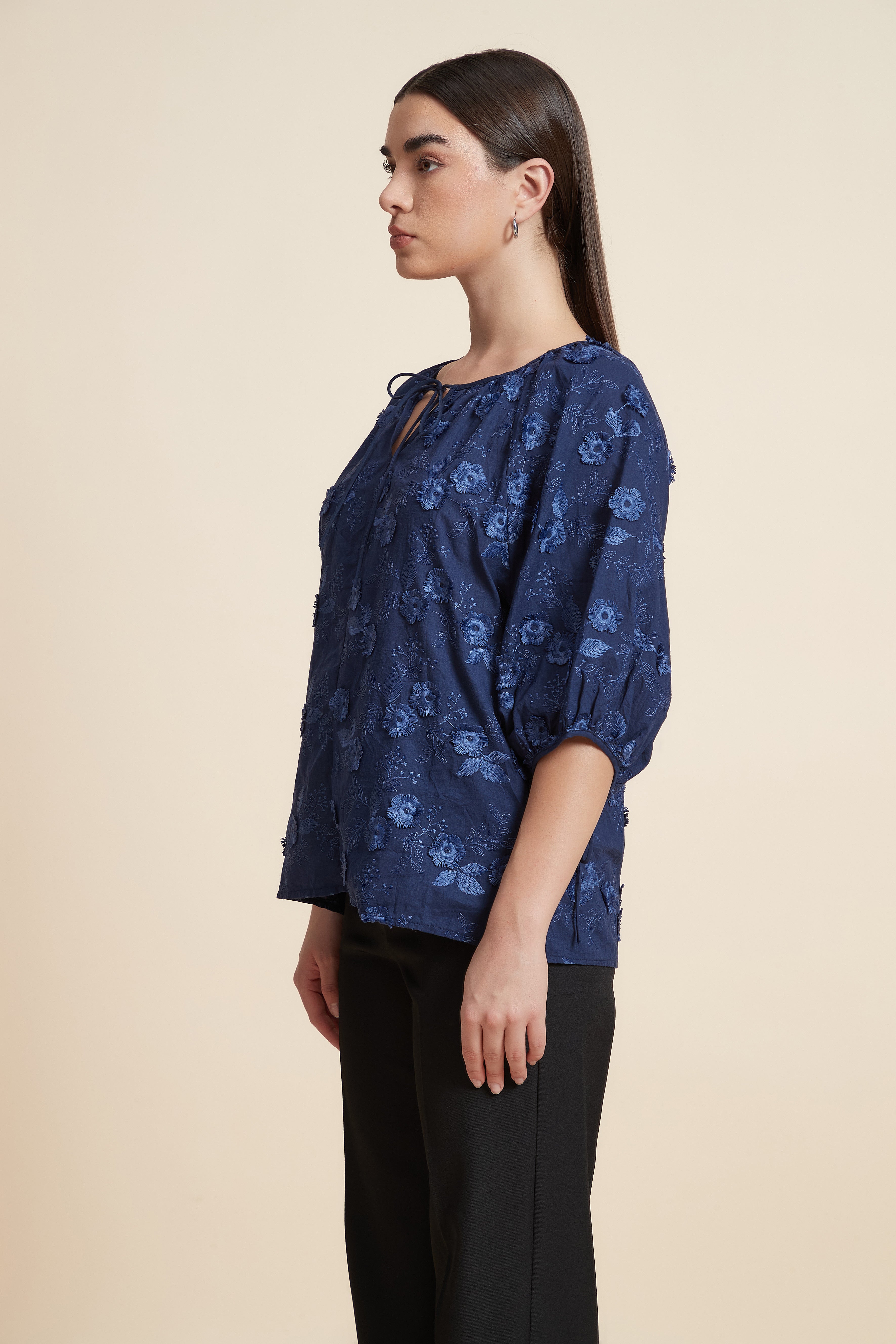 بلوزة نصف كم منقوشة