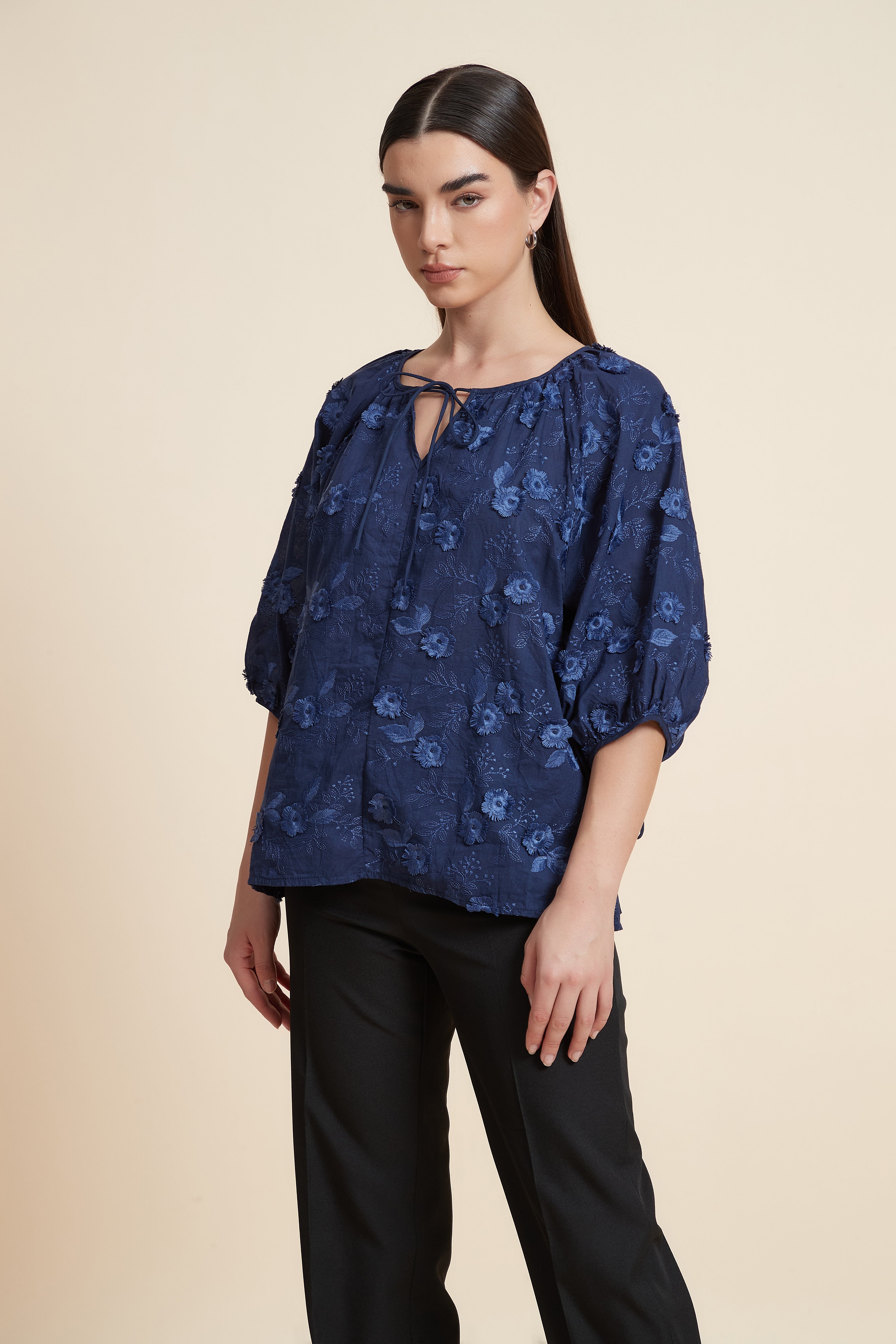 بلوزة نصف كم منقوشة