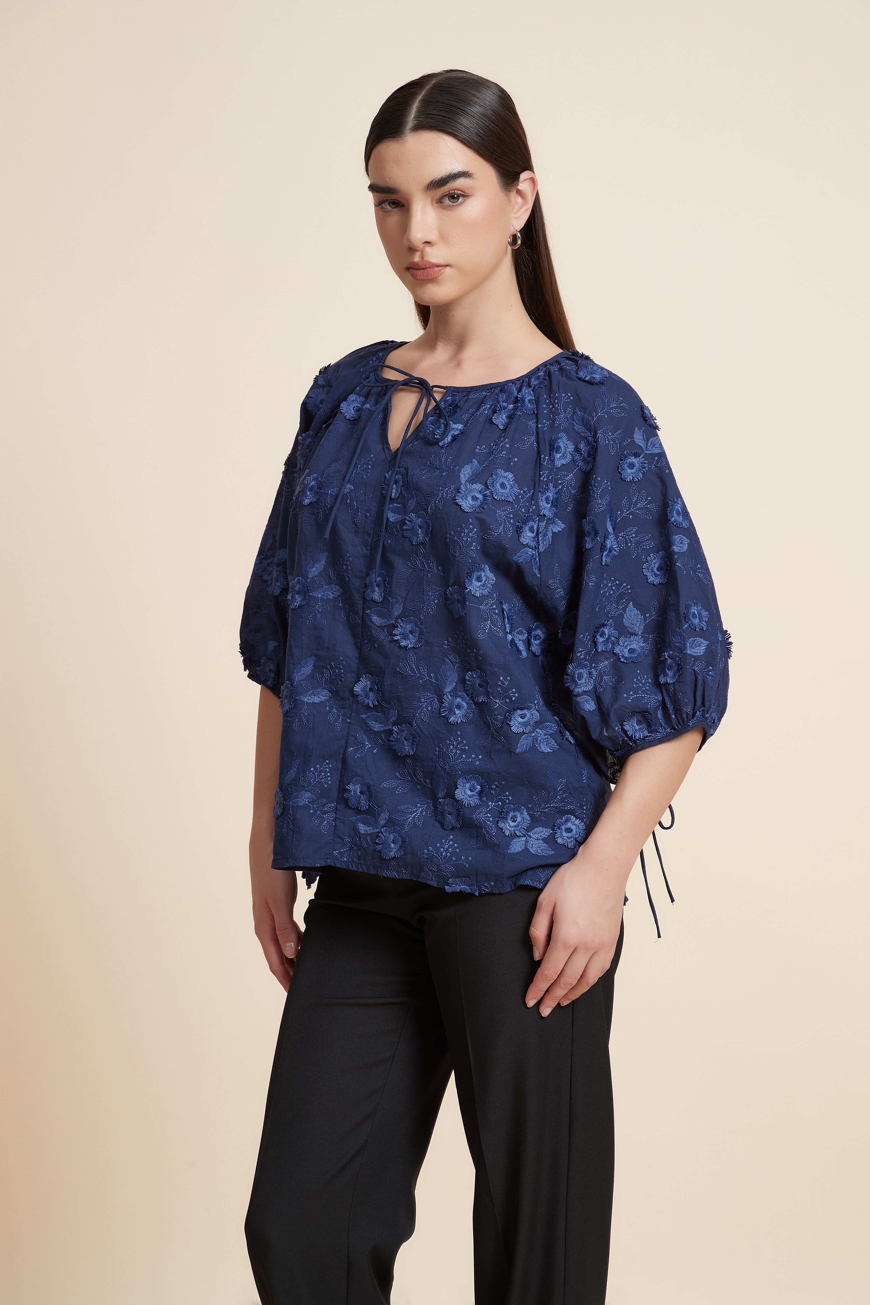 بلوزة نصف كم منقوشة