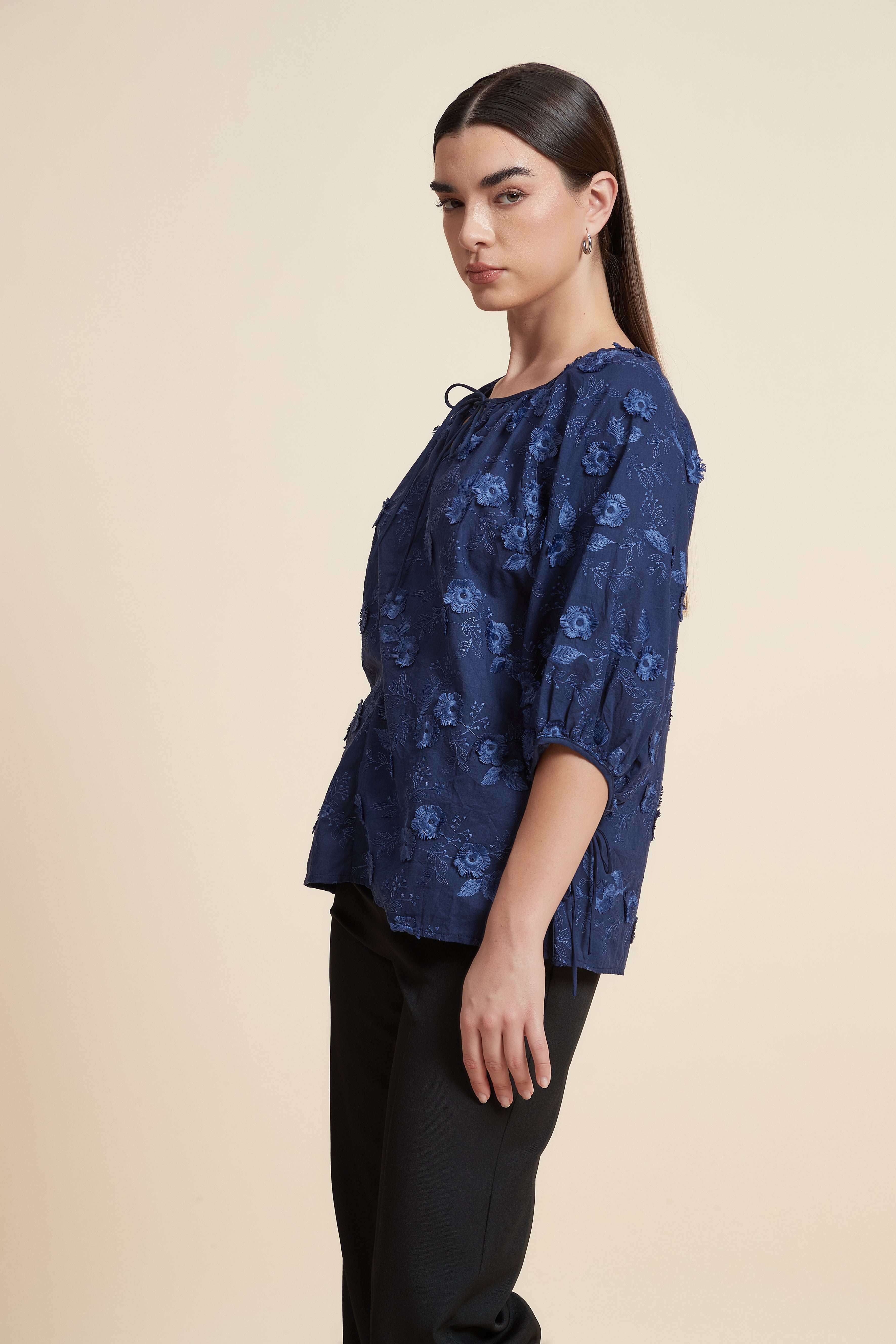 بلوزة نصف كم منقوشة