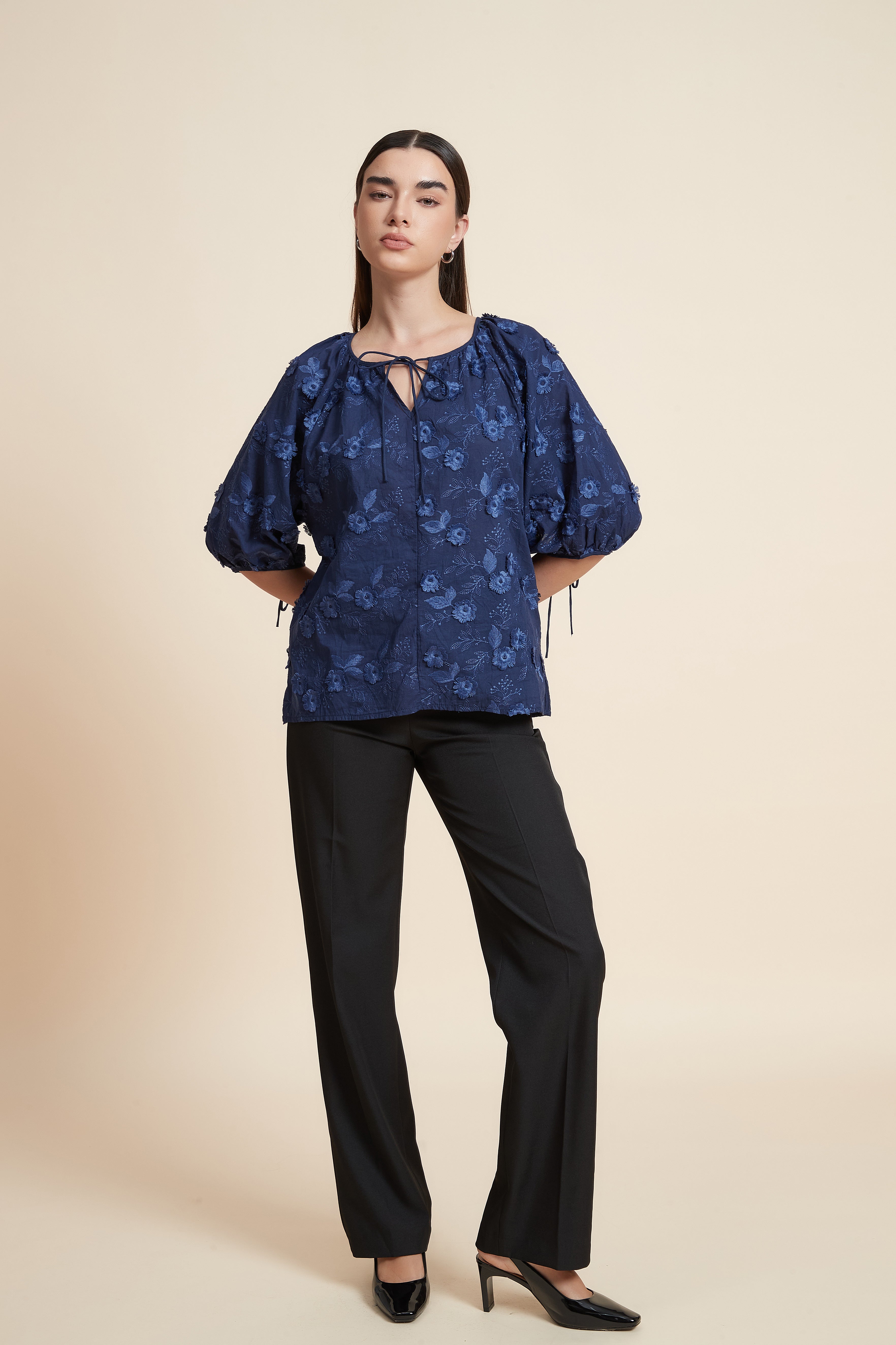 بلوزة نصف كم منقوشة