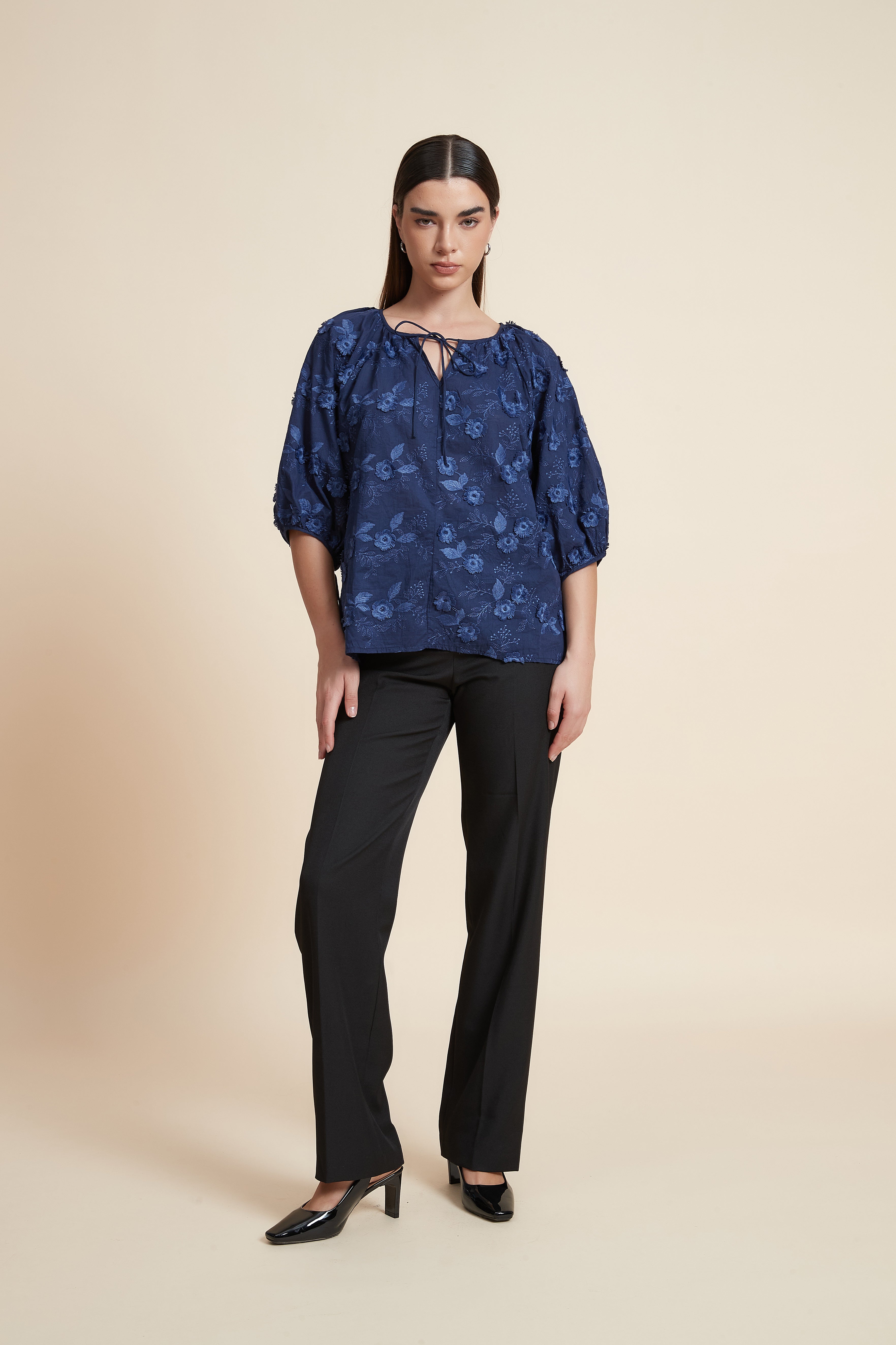 بلوزة نصف كم منقوشة