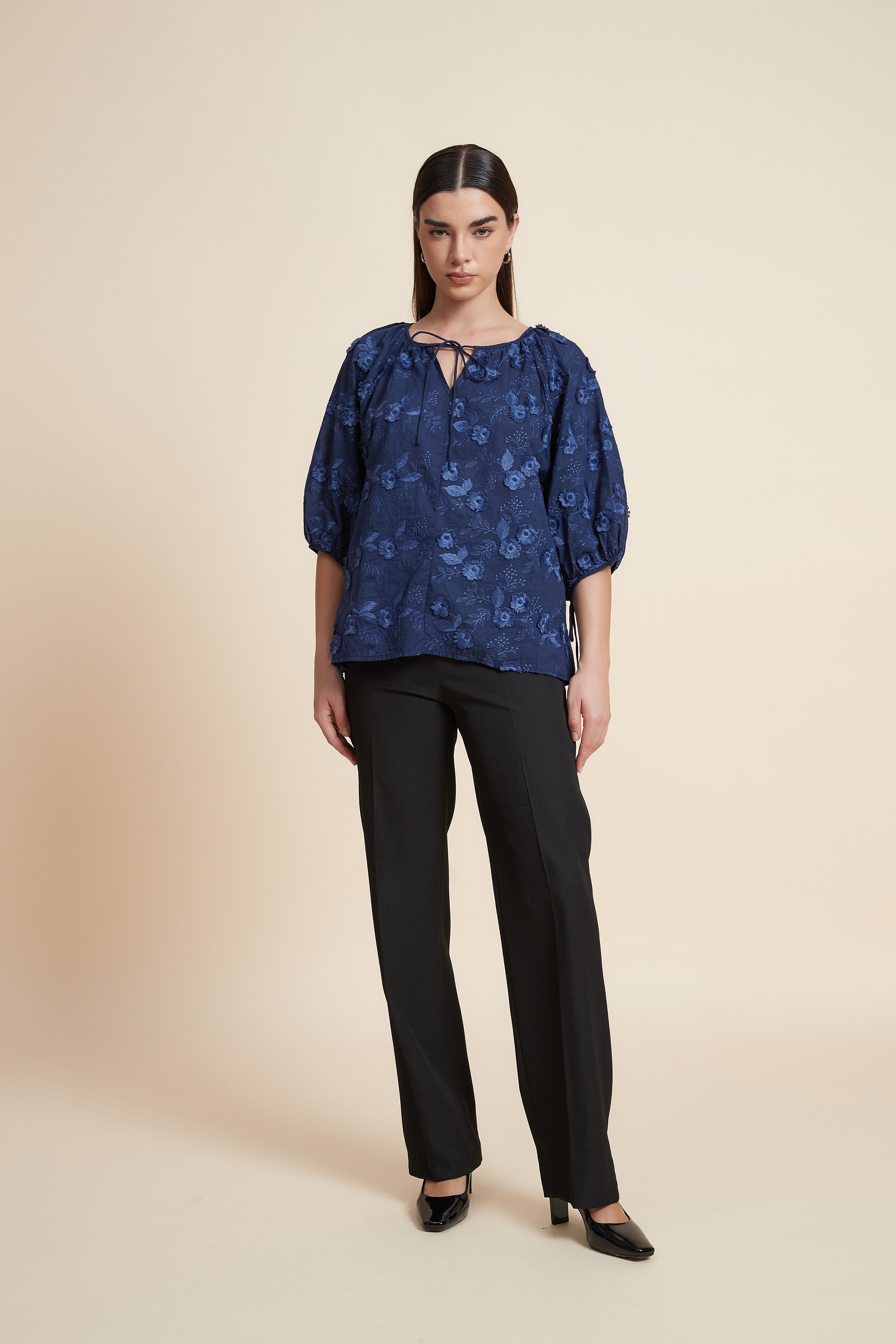 بلوزة نصف كم منقوشة