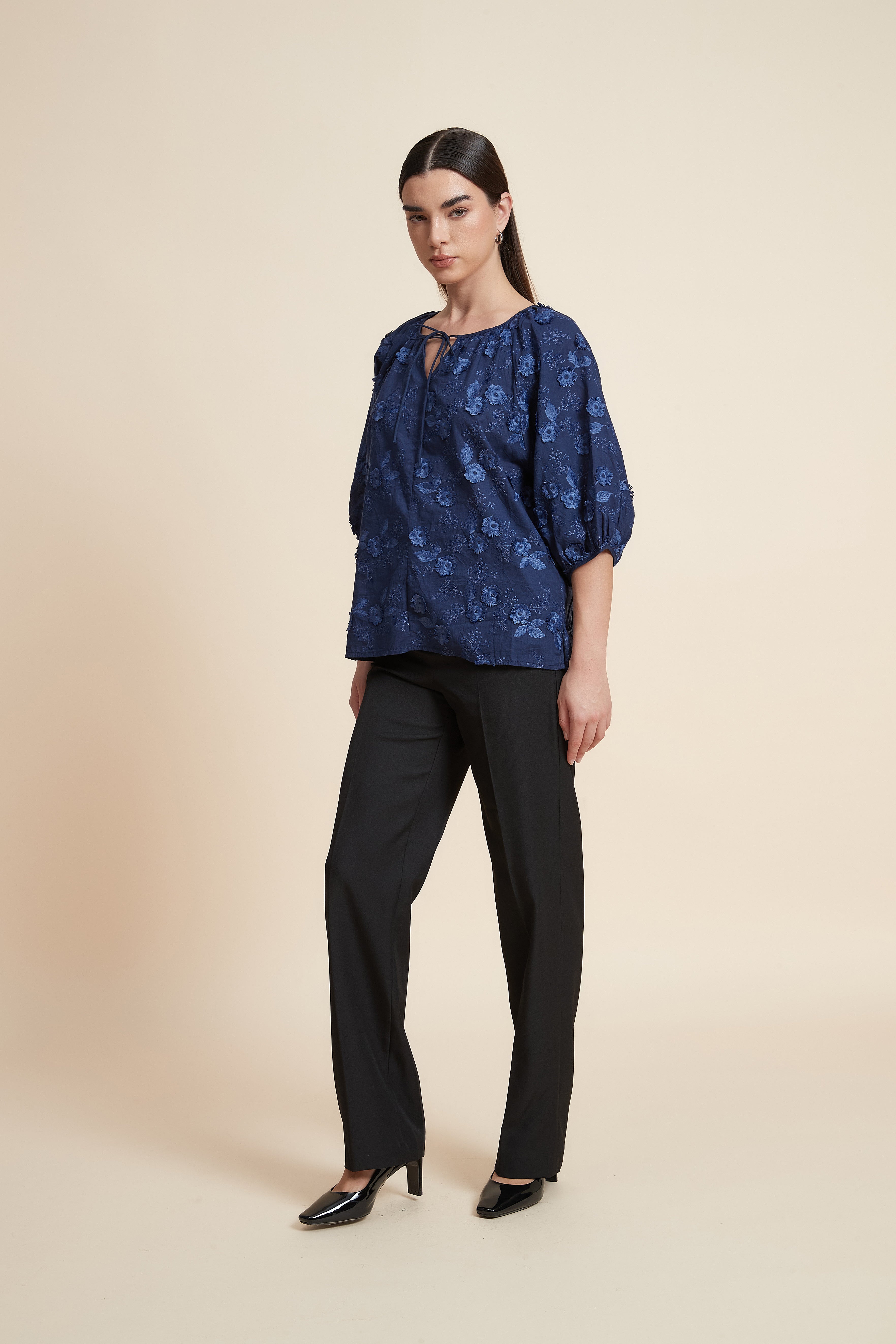 بلوزة نصف كم منقوشة