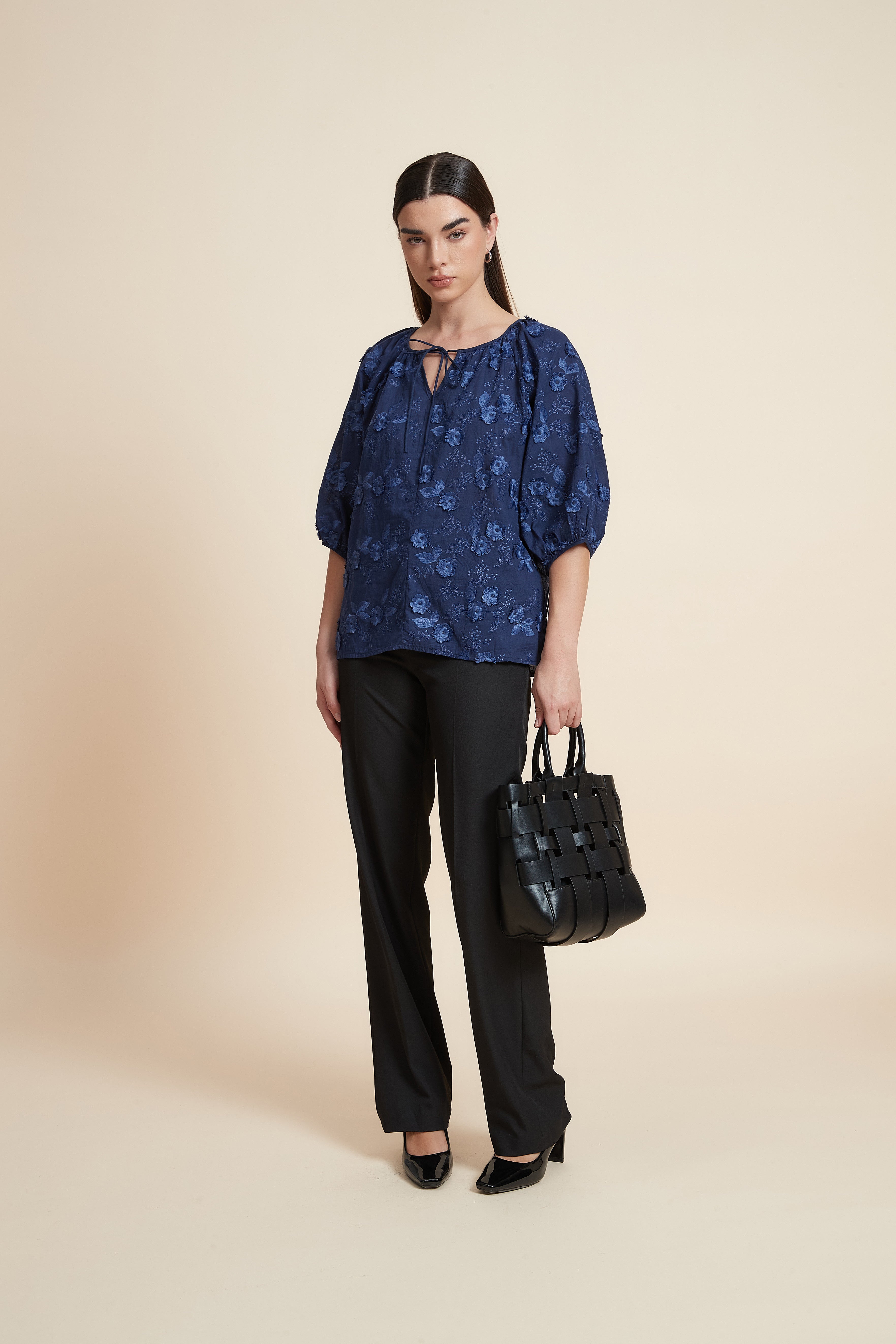 بلوزة نصف كم منقوشة