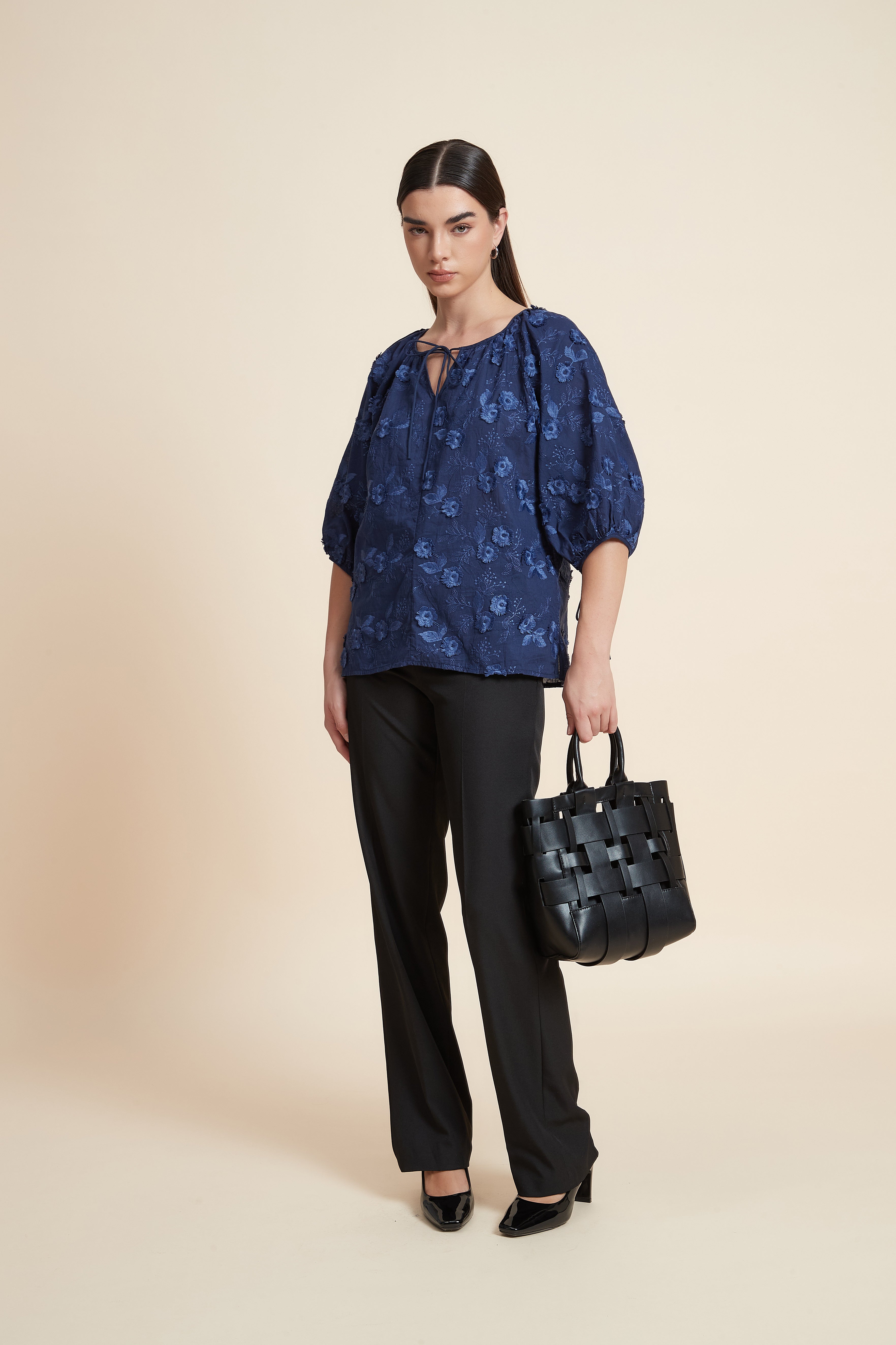 بلوزة نصف كم منقوشة