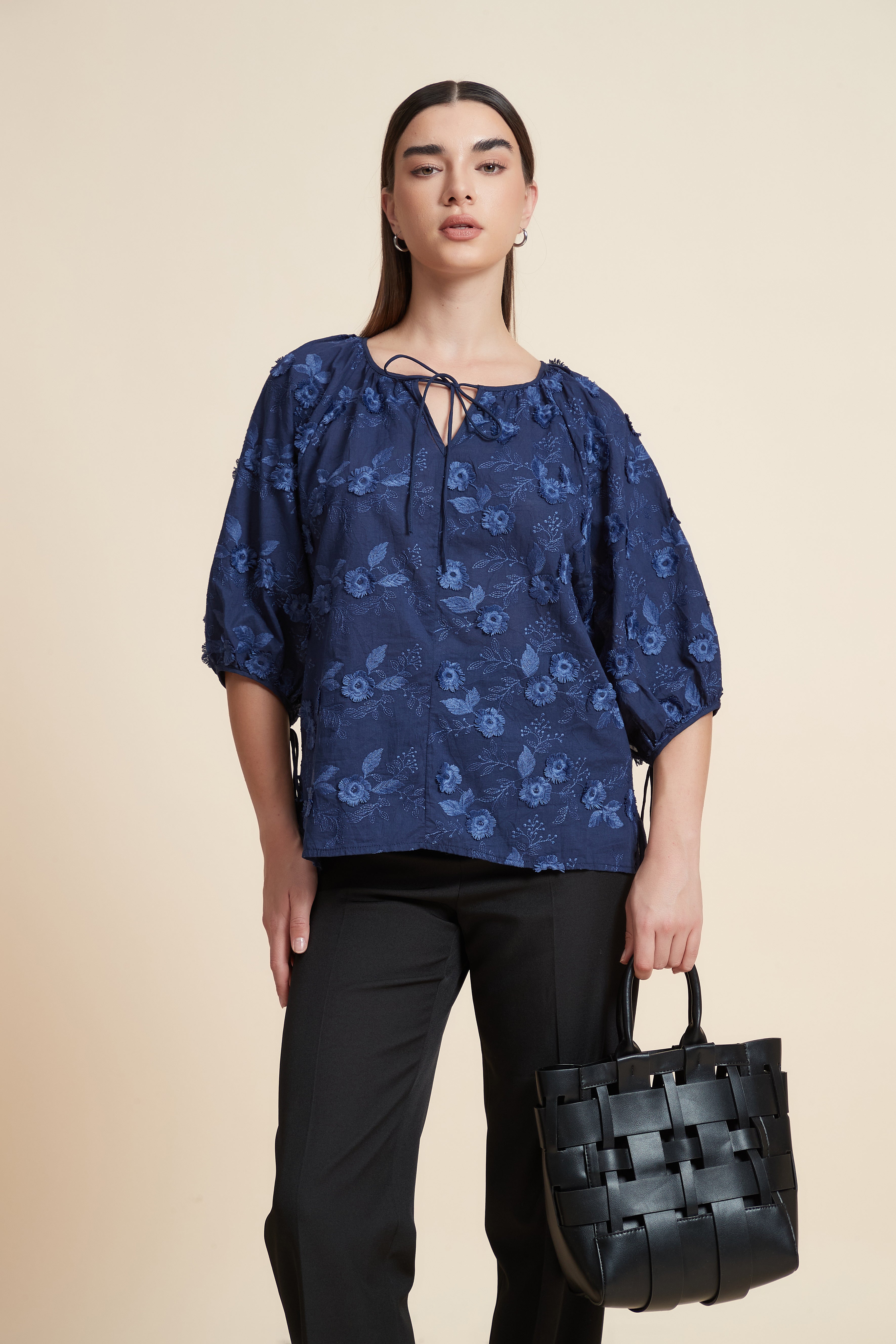 بلوزة نصف كم منقوشة