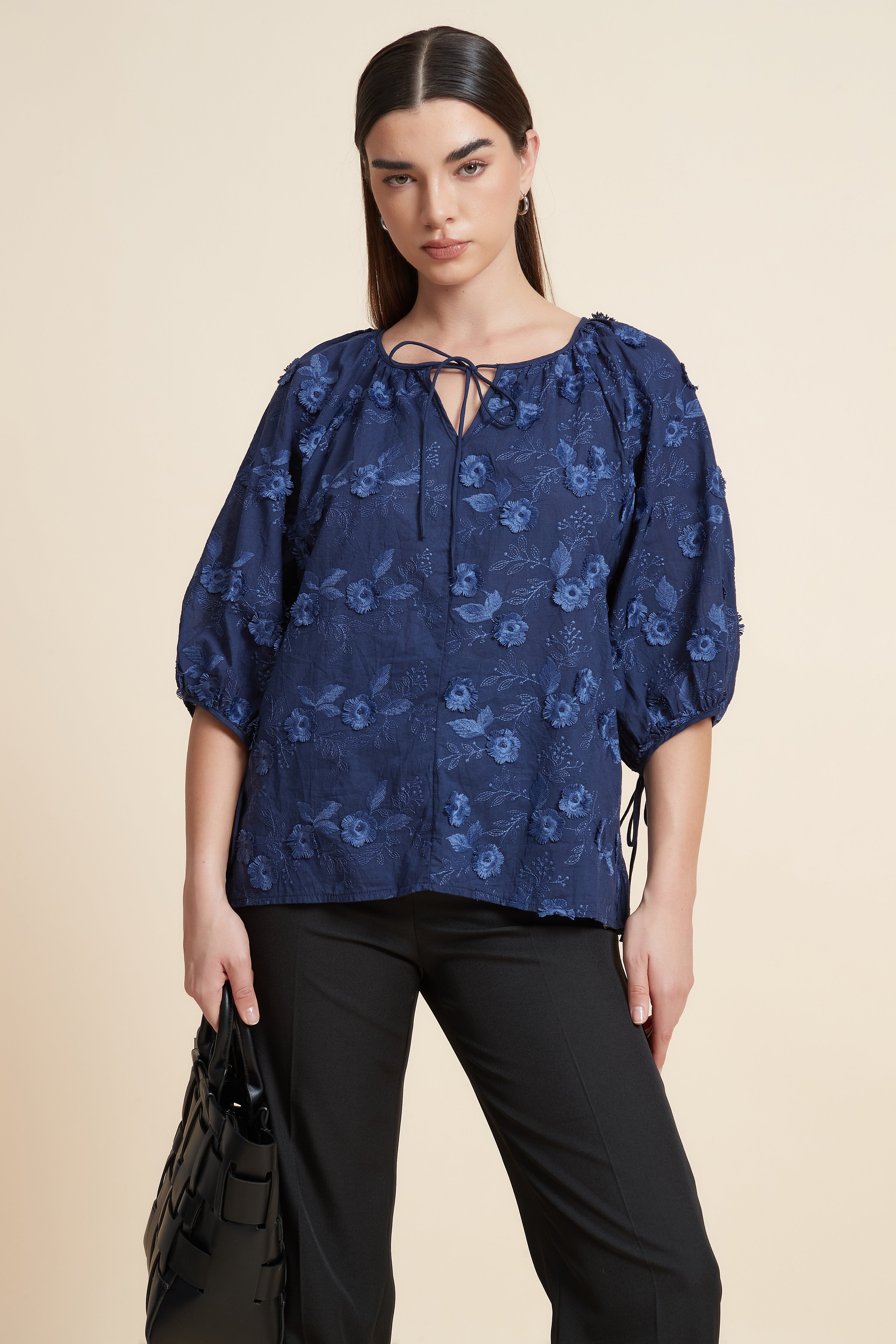 بلوزة نصف كم منقوشة