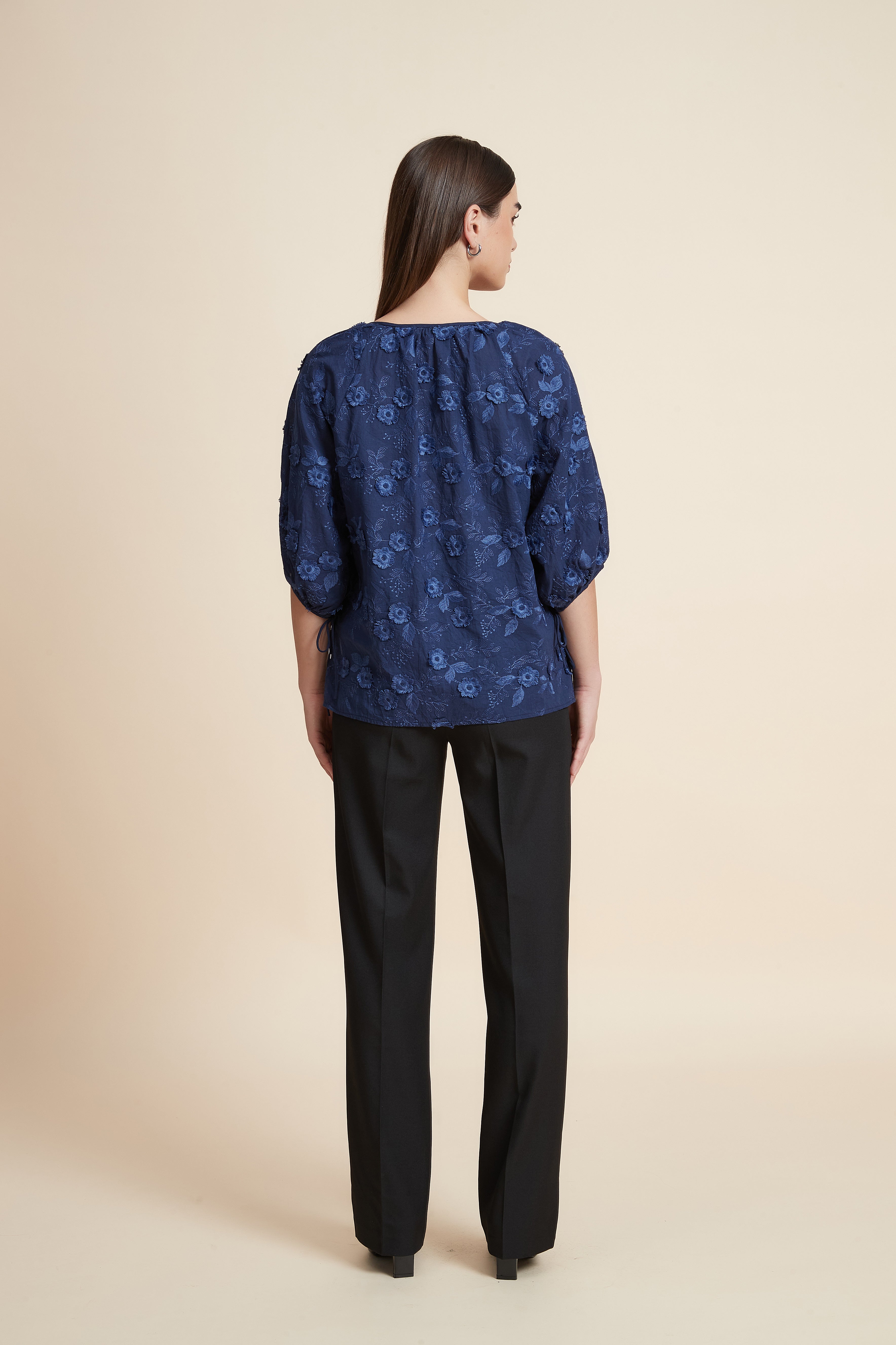 بلوزة نصف كم منقوشة