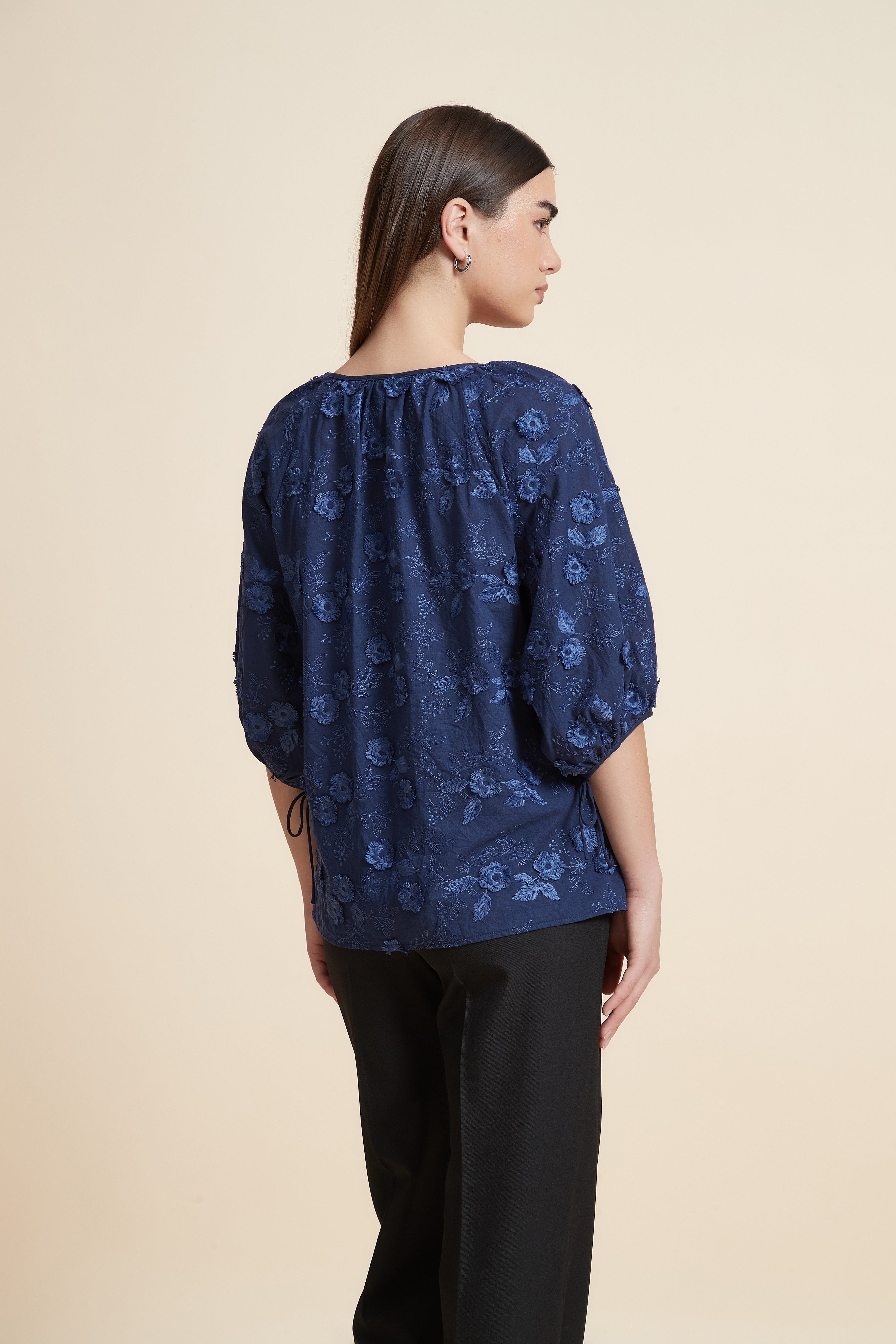 بلوزة نصف كم منقوشة