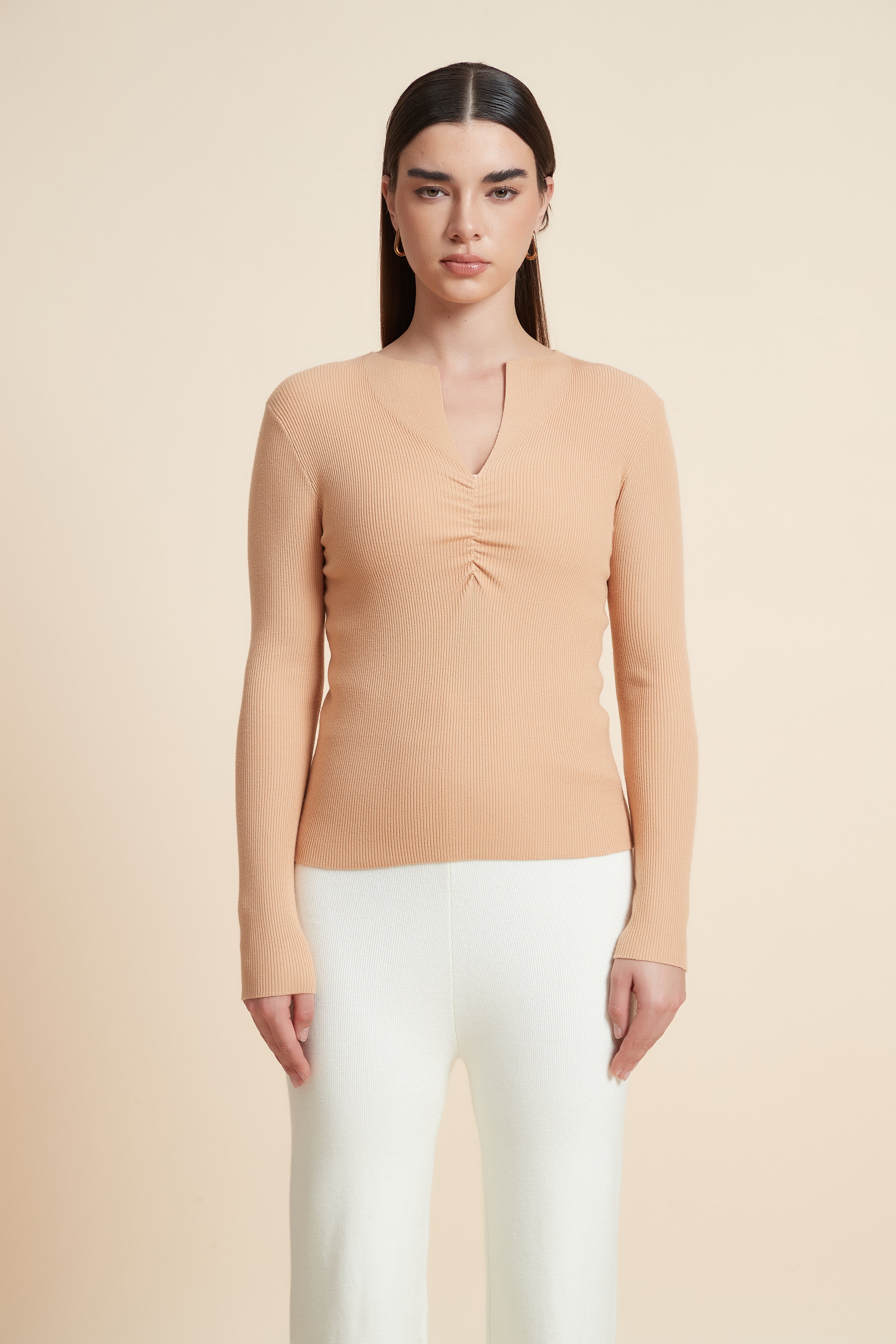 توب سادة بكم طويل ورقبة V