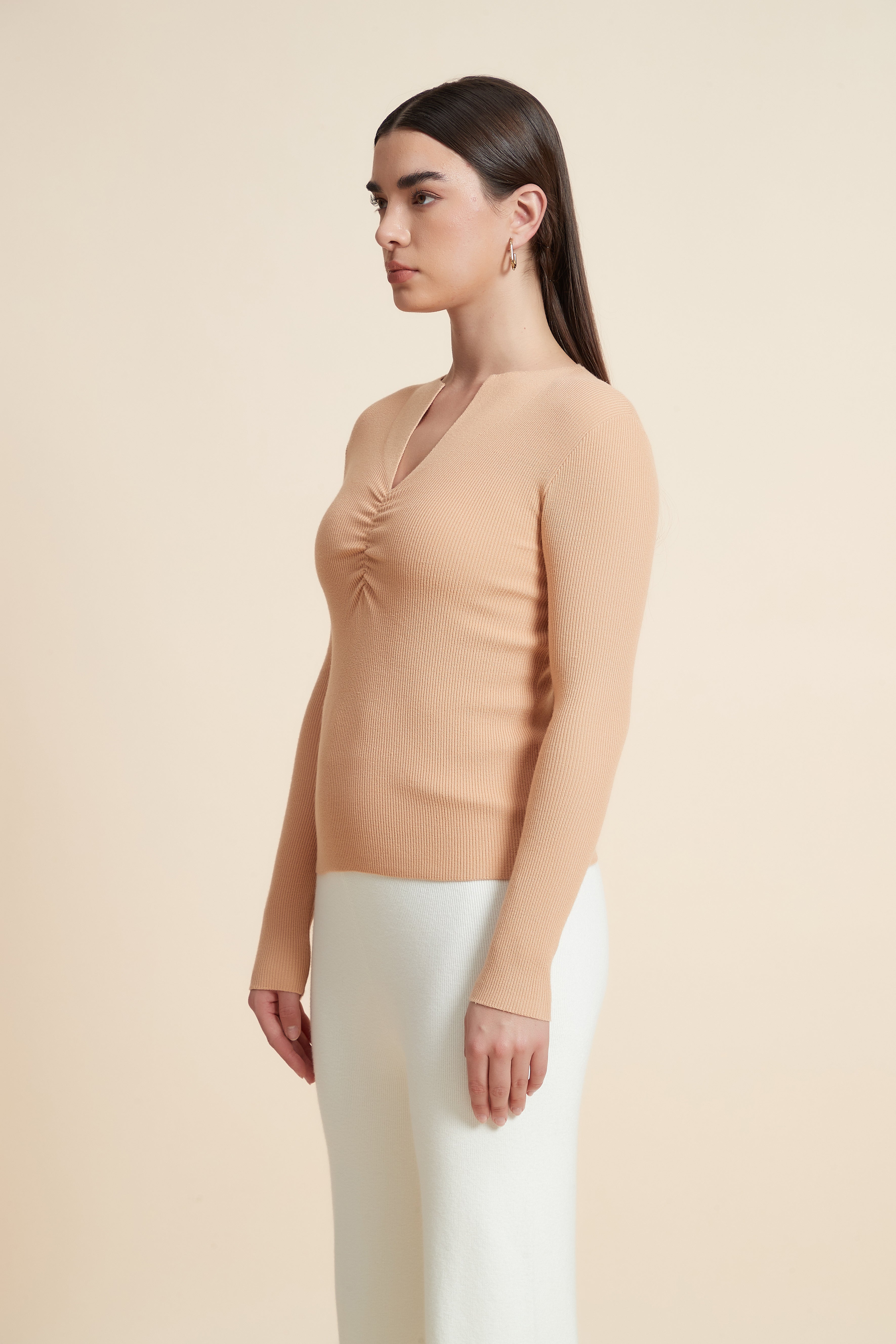 توب سادة بكم طويل ورقبة V