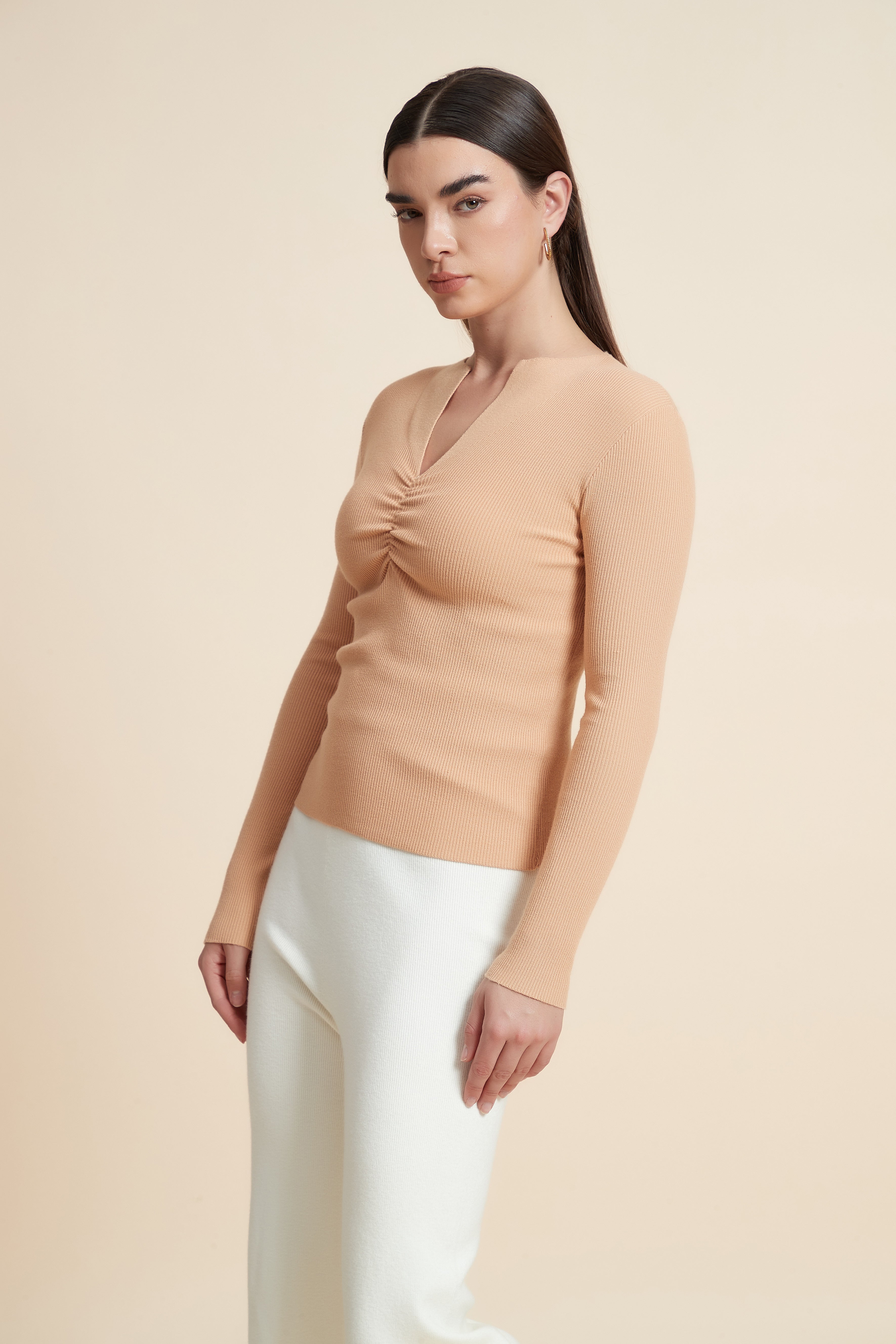 توب سادة بكم طويل ورقبة V