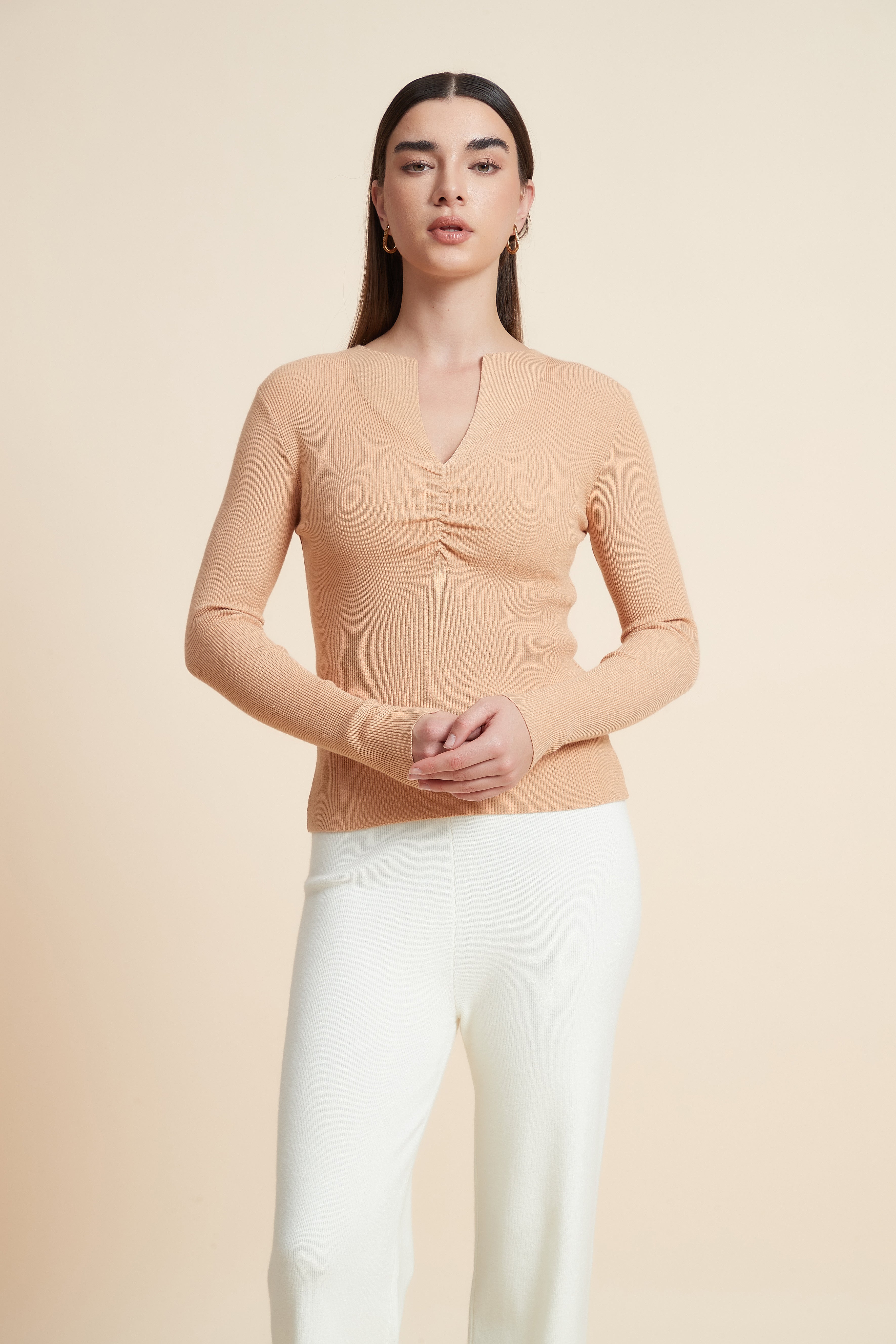 توب سادة بكم طويل ورقبة V