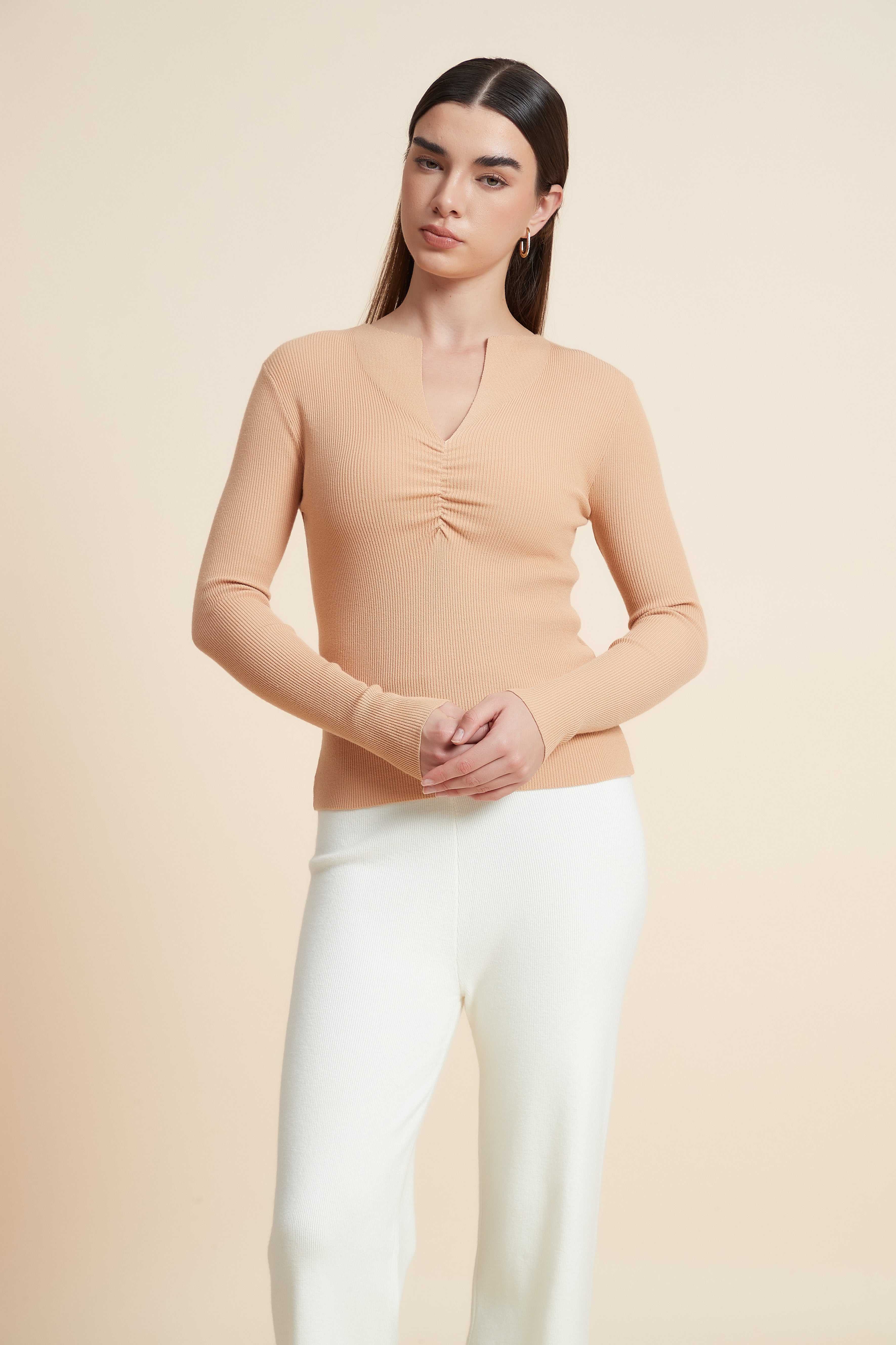 توب سادة بكم طويل ورقبة V