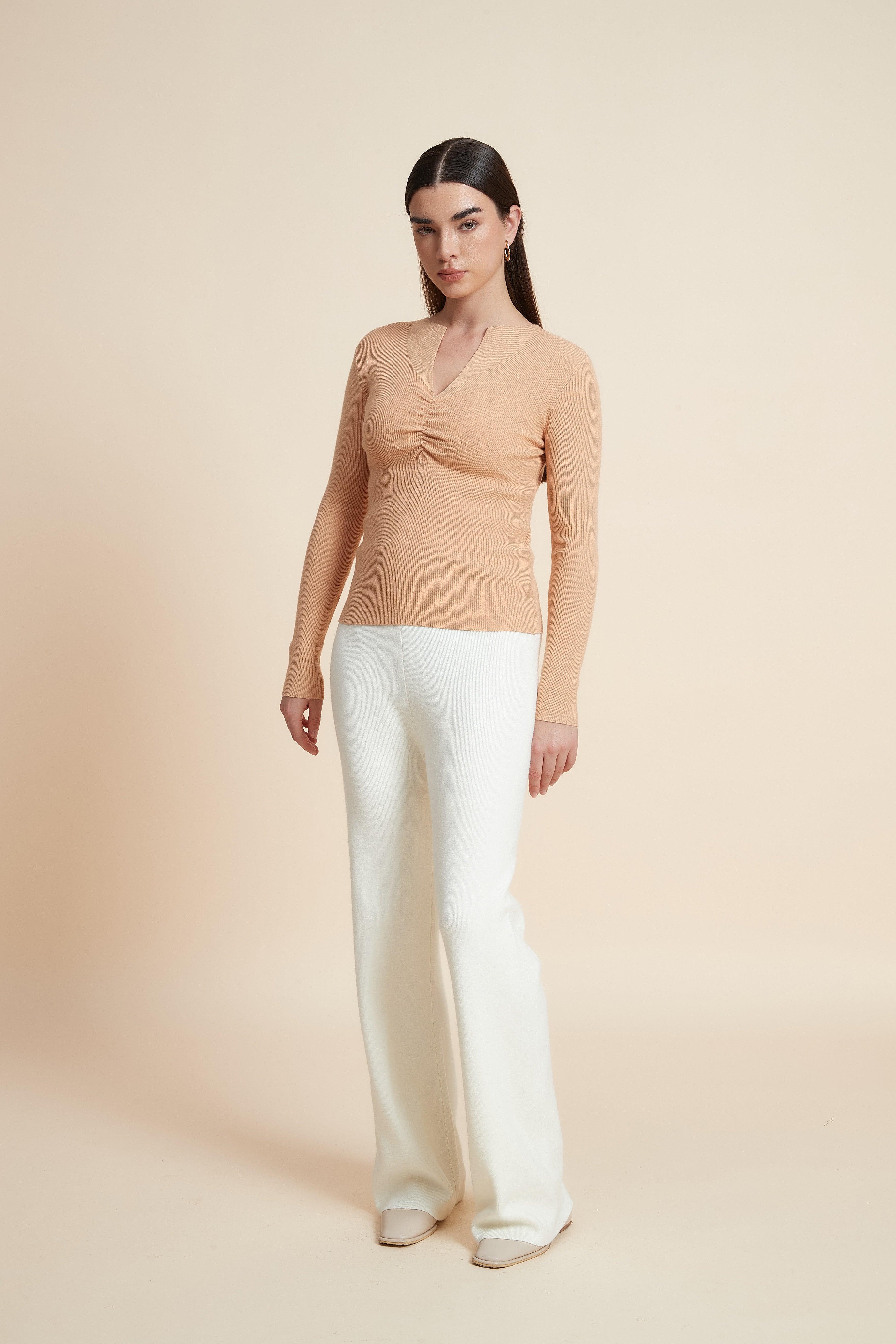 توب سادة بكم طويل ورقبة V