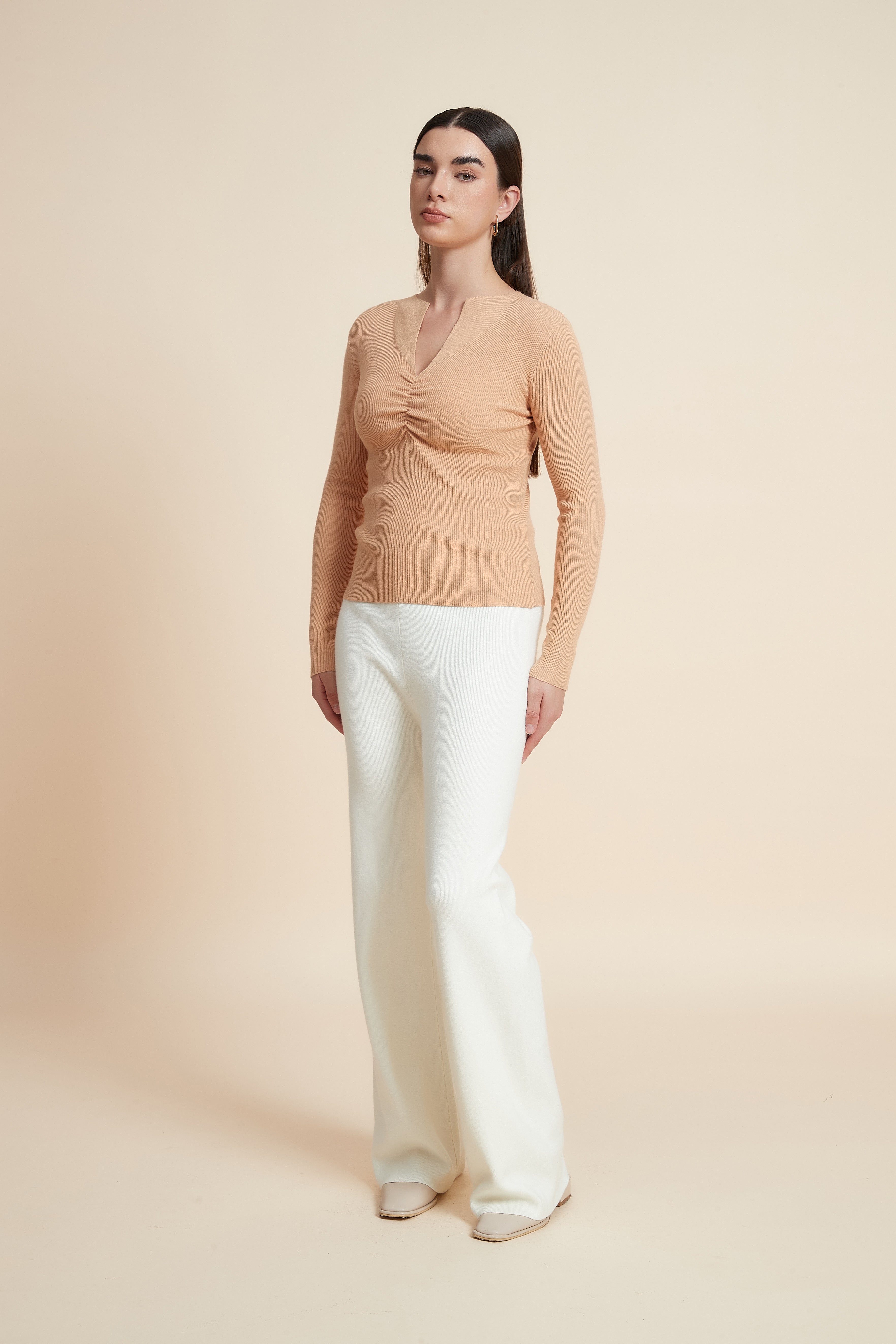 توب سادة بكم طويل ورقبة V