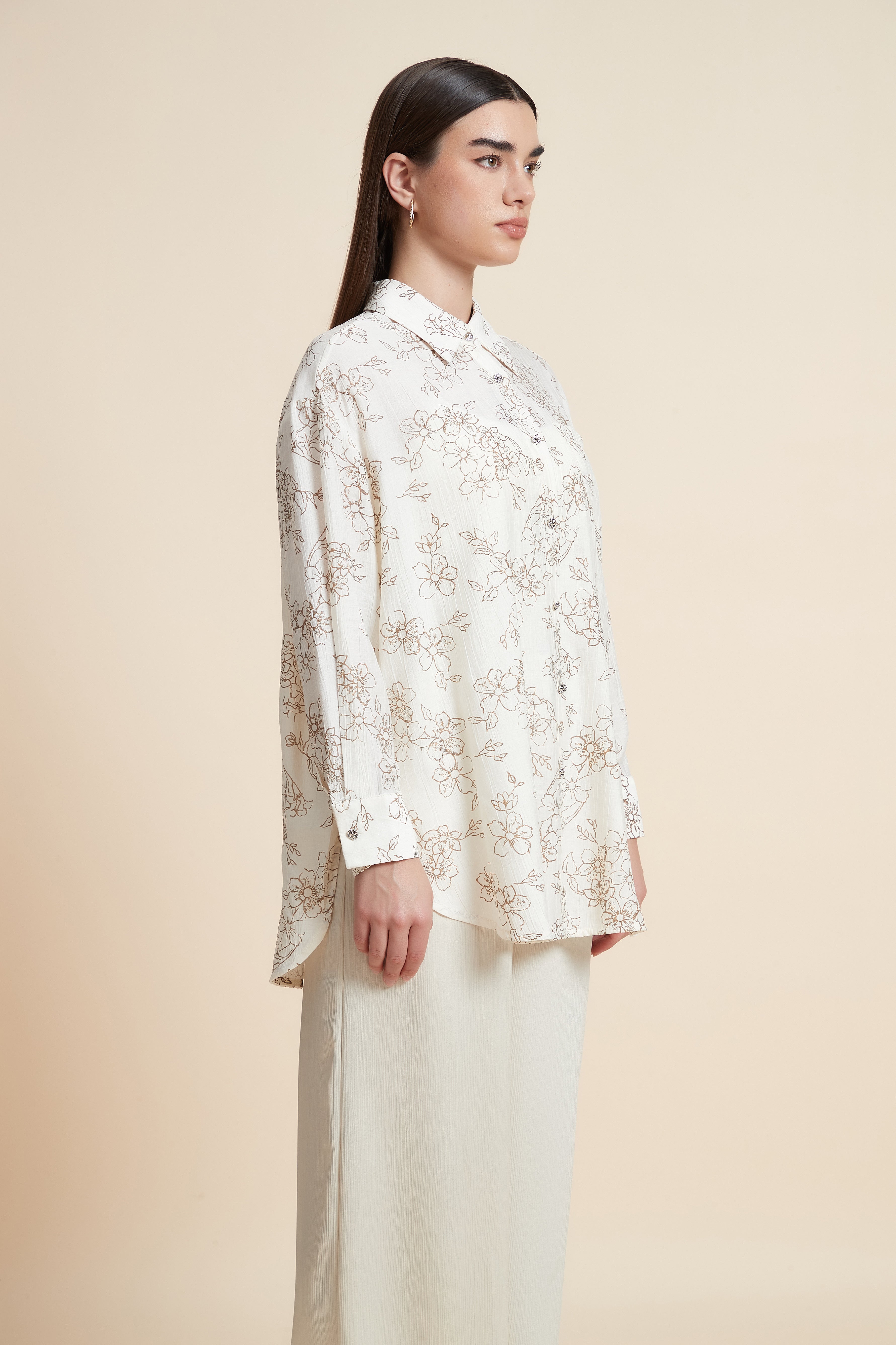 بلوزة منقوشة بكم طويل وياقة قميص