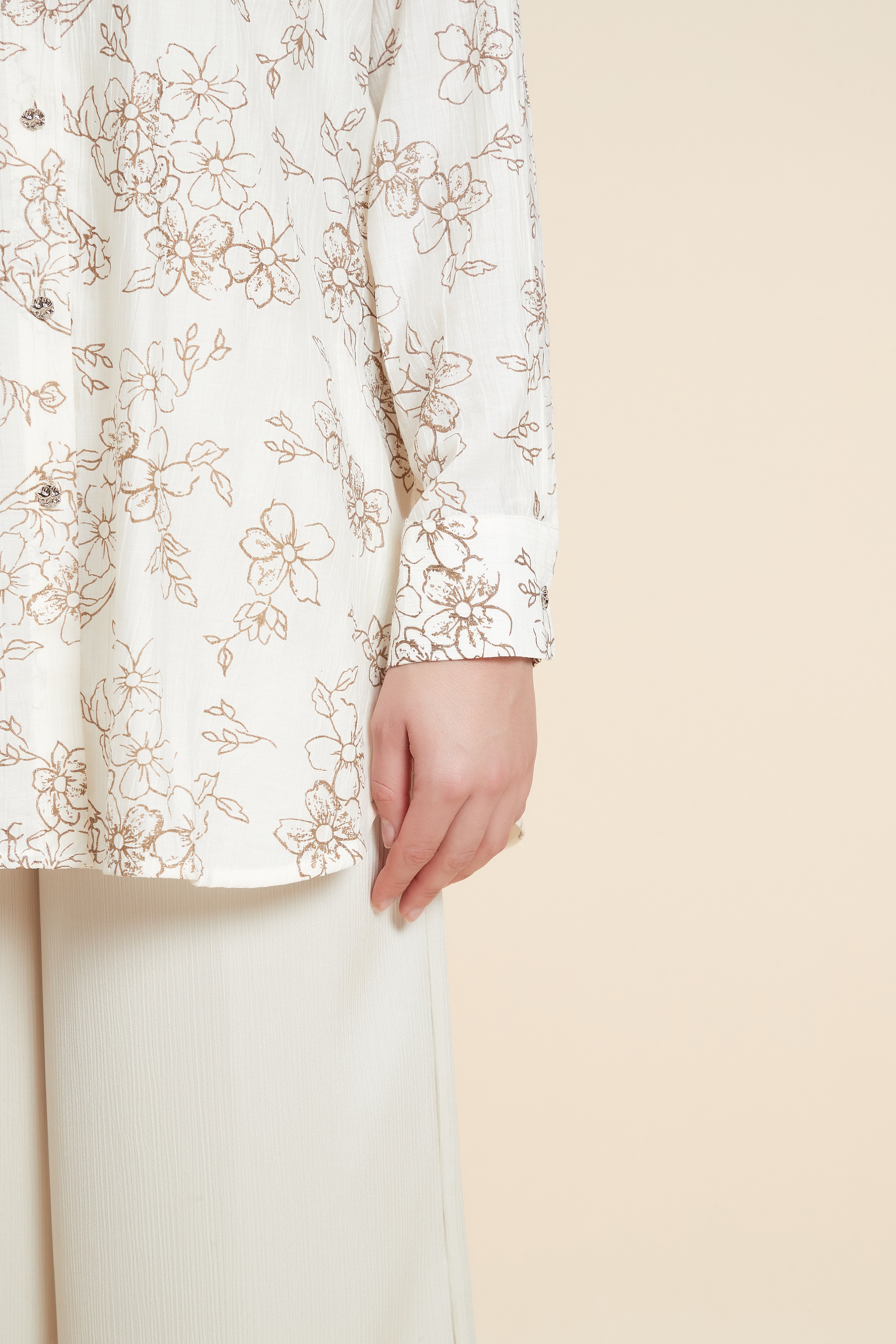 بلوزة منقوشة بكم طويل وياقة قميص