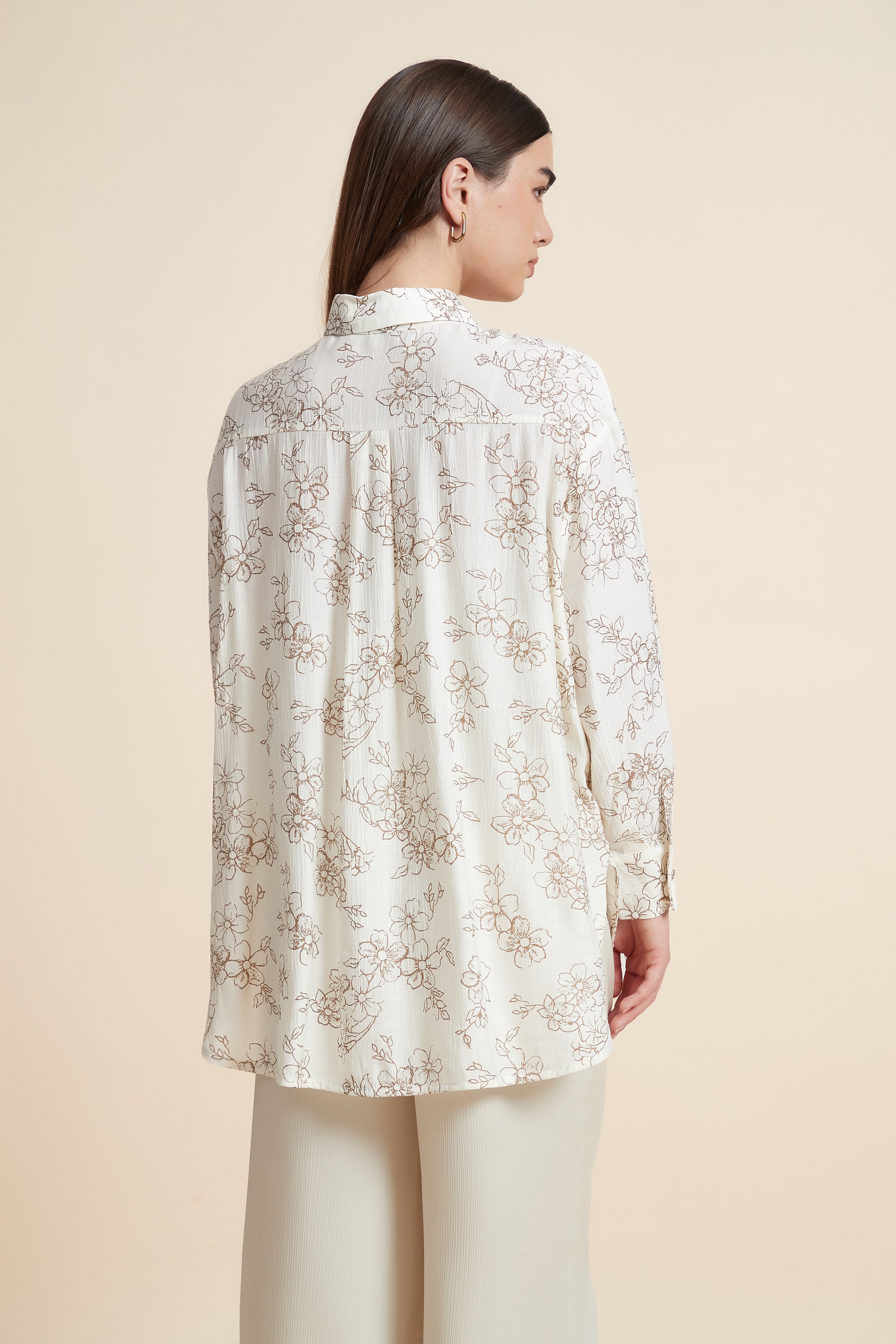بلوزة منقوشة بكم طويل وياقة قميص