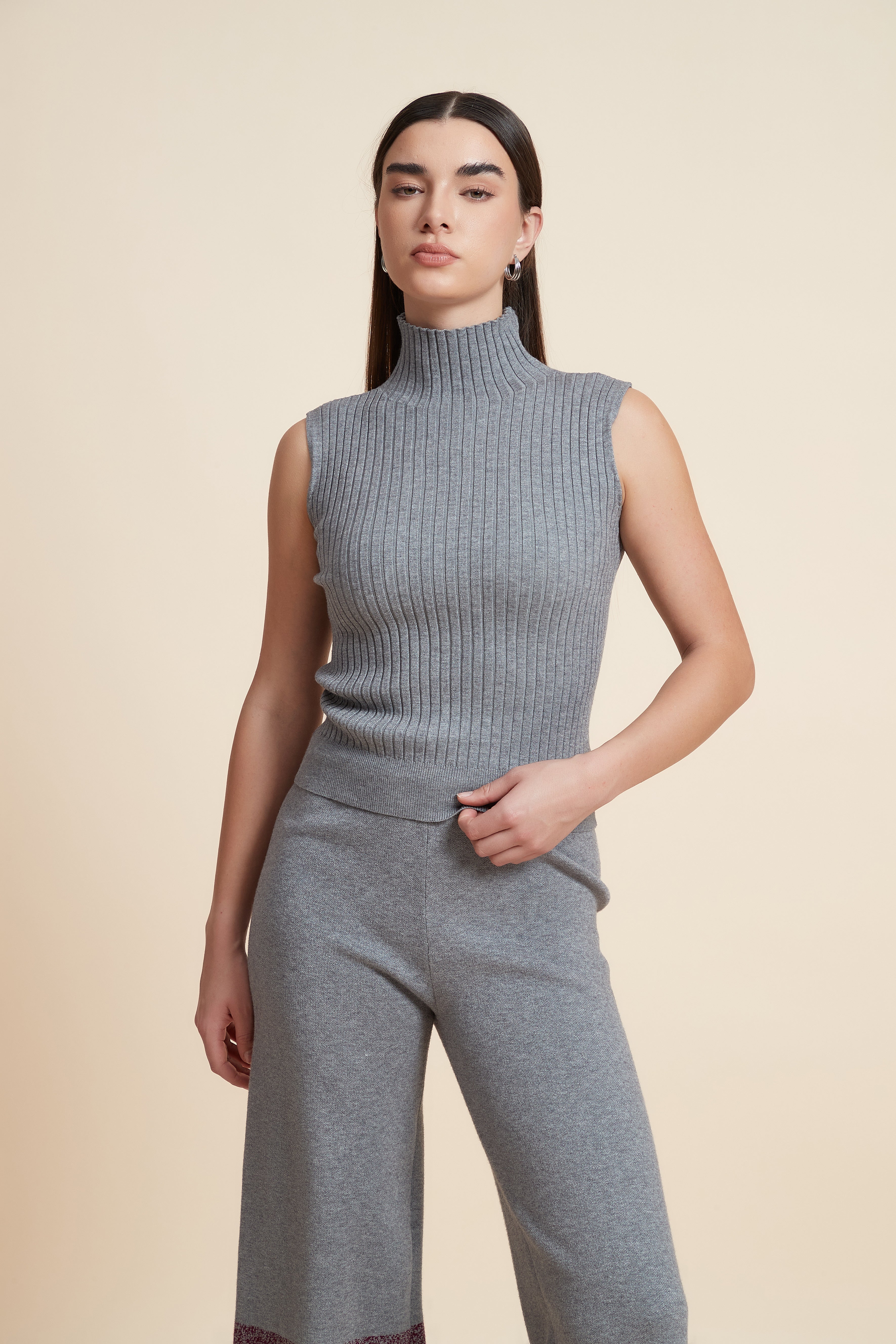 توب قصير سادة بدون أكمام