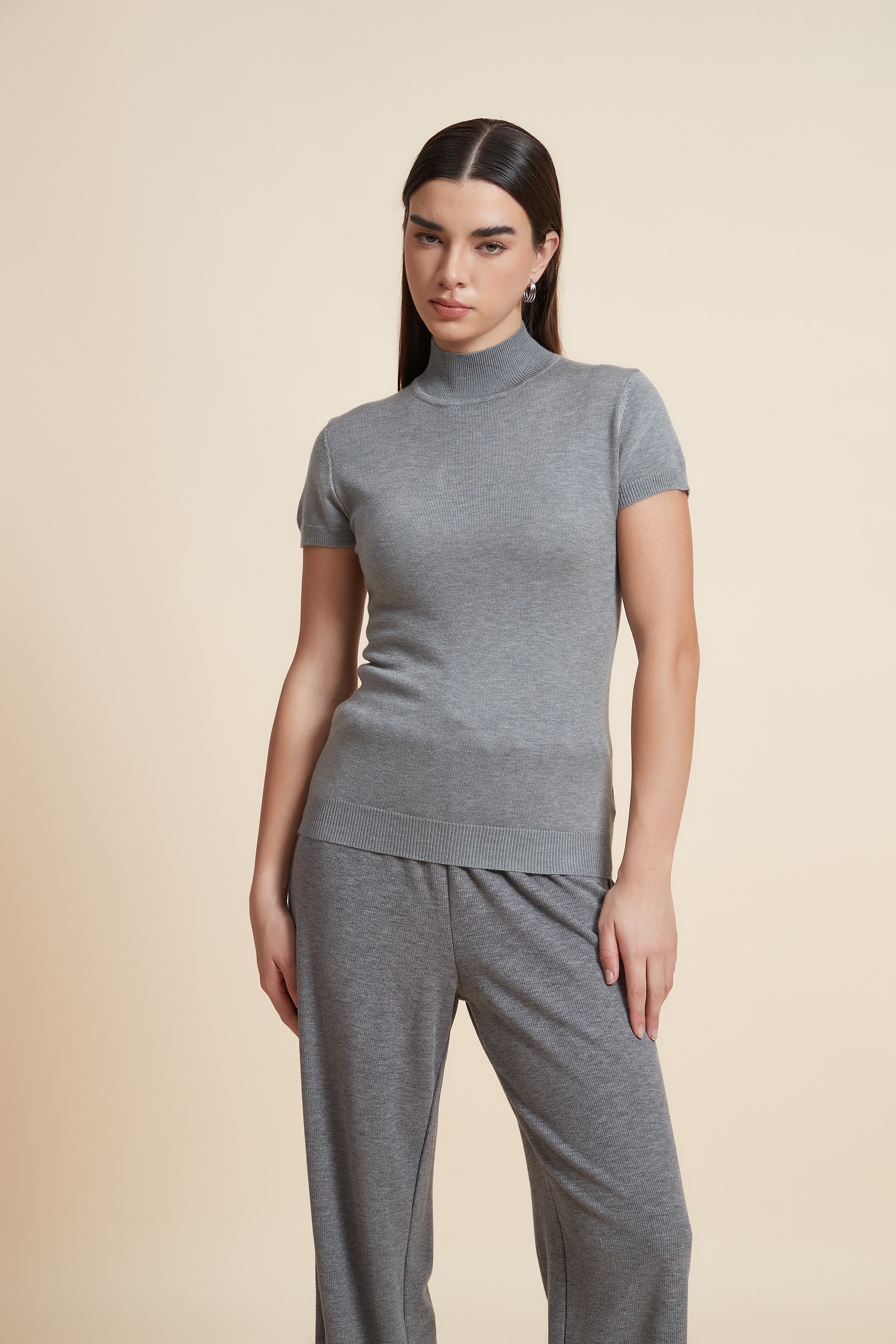 بلوزة سادة بياقة مرتفعة وكم قصير