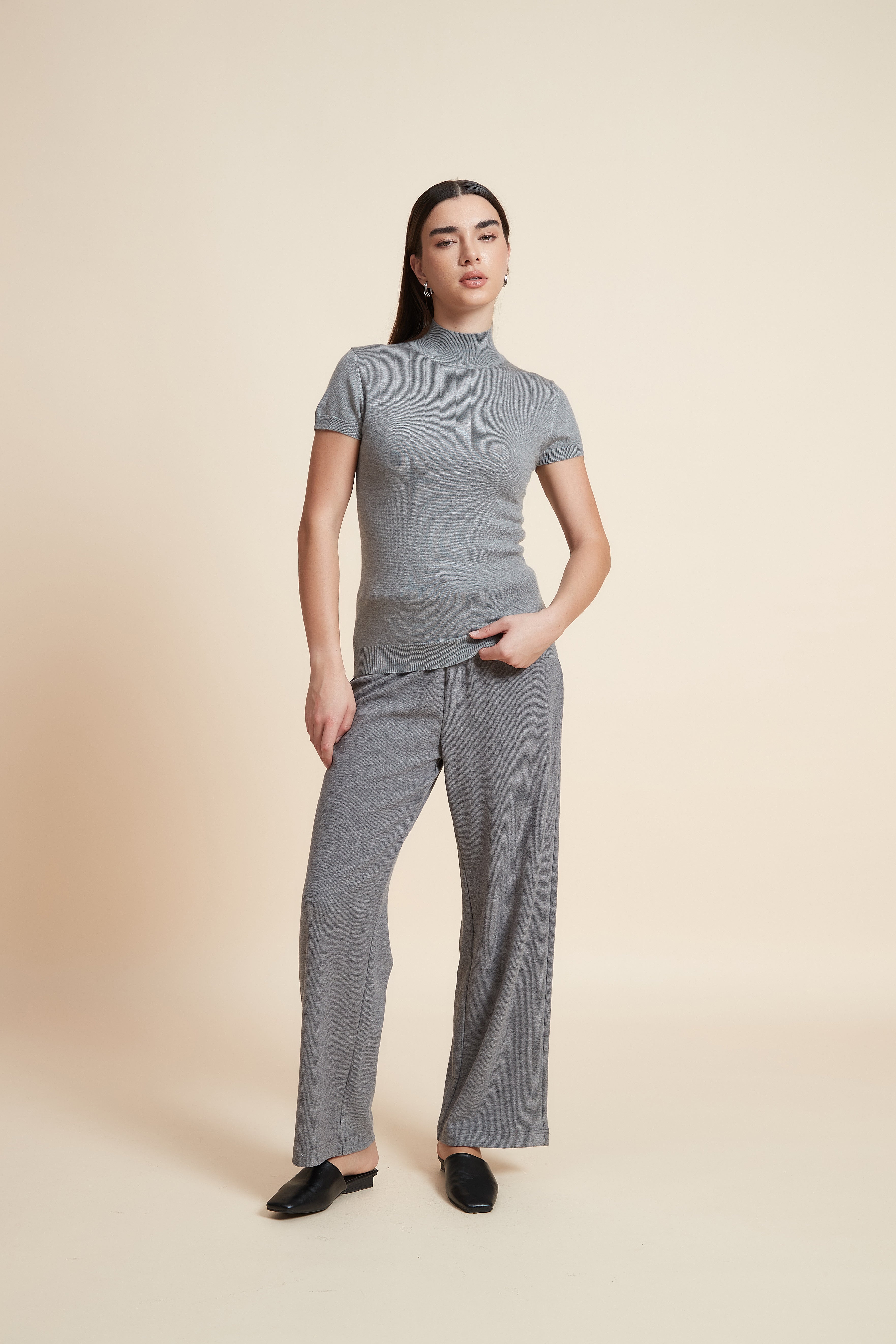 بلوزة سادة بياقة مرتفعة وكم قصير